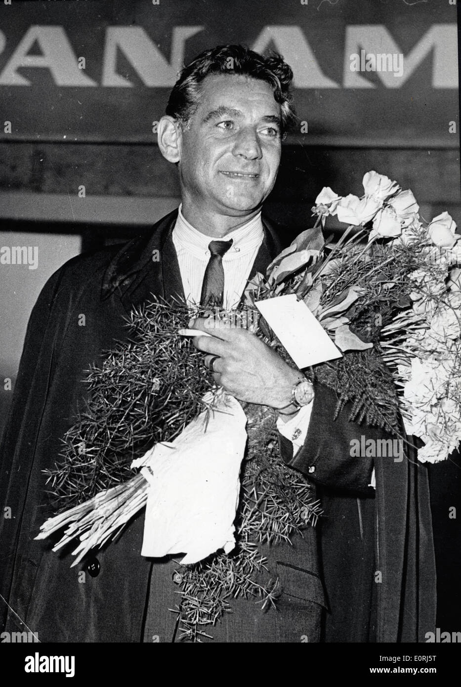 Direttore Leonard Bernstein arrivando a Berlino per il Festival di Berlino Foto Stock