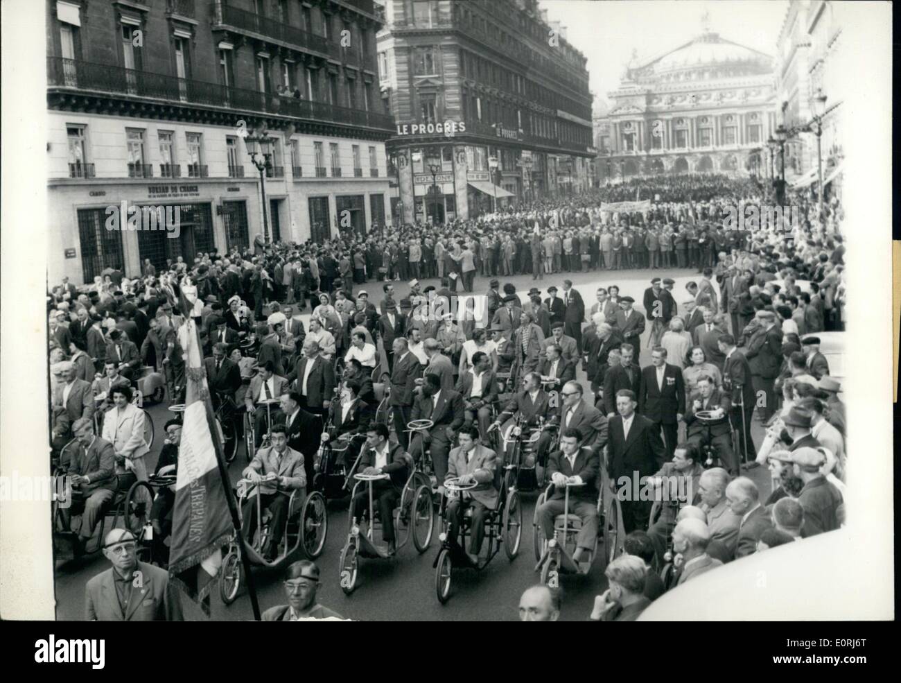 Ottobre 10, 1959 - ex-combattenti fase dimostrazione di massa a Parigi : una grande manifestazione di Francese Ex-Servicemen rivendicando per ''l'Respet dei loro diritti'' e in segno di protesta contro la calcellation di alcune delle pensioni è stato tenuto a Parigi oggi. Mostra fotografica di grandi invalidi di guerra su wheeling sedie in dimostrazione di massa sulla Avenue De L'Opera di questo pomeriggio. Foto Stock