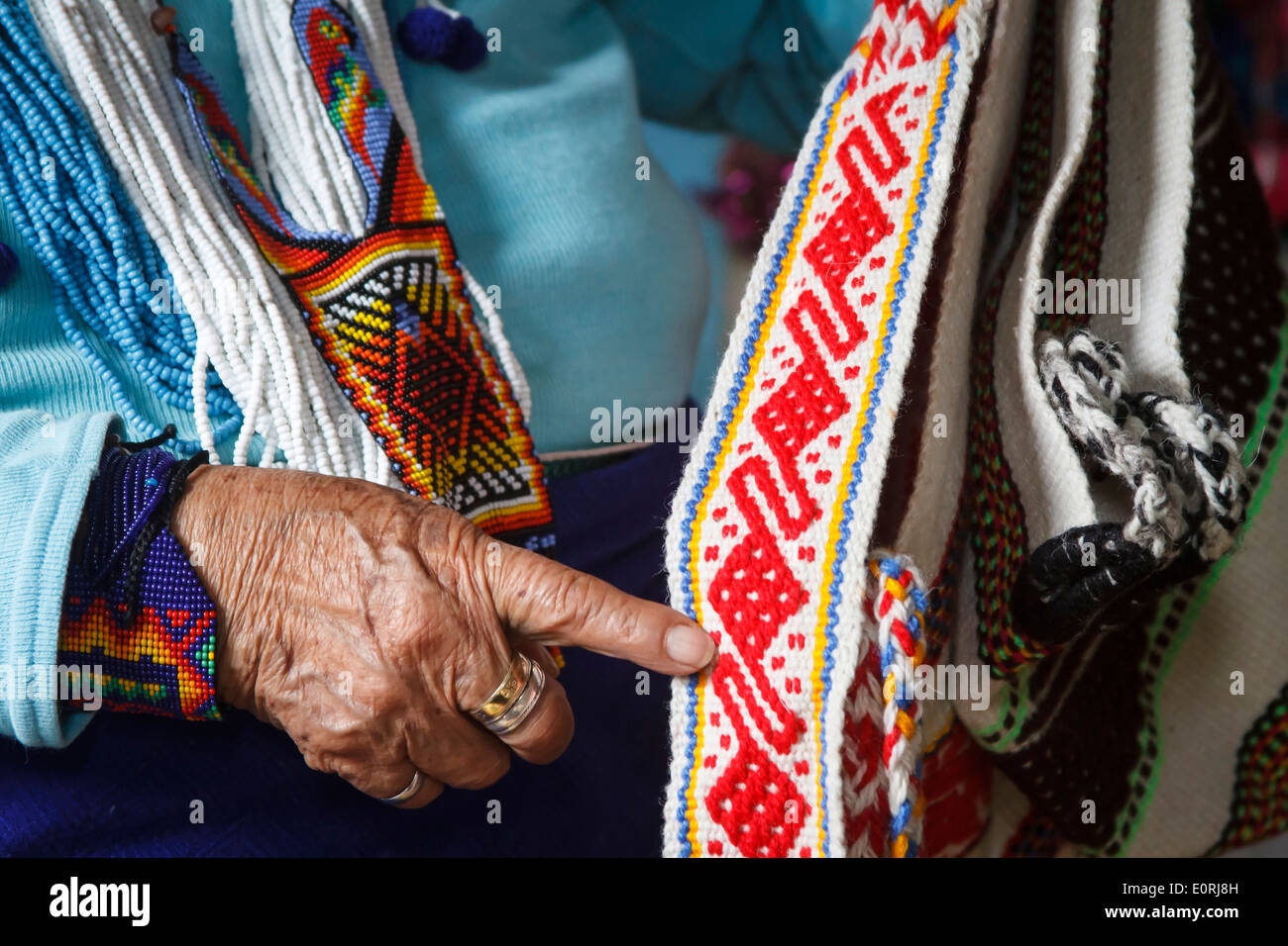 Le mani degli indigeni senior di puntamento donna tessuto fatti a mano. Etnicità Kamentsa,Sibundoy, Colombia. Foto Stock