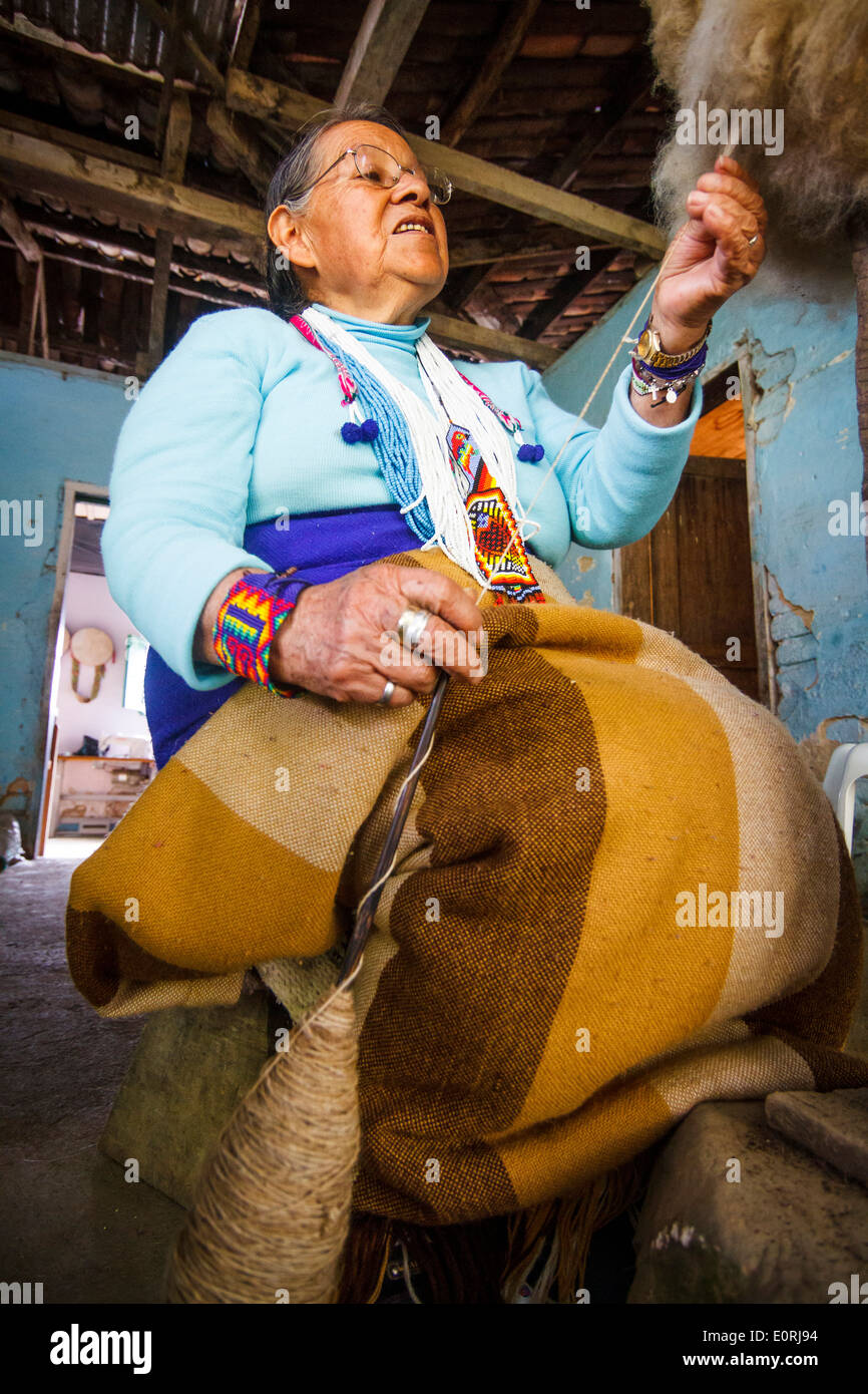 Mama Pastora, senior craftswoman Kamentsa indigeni, filatura lana di pecora. Etnicità Kamentsa, Sibundoy, Colombia. Foto Stock