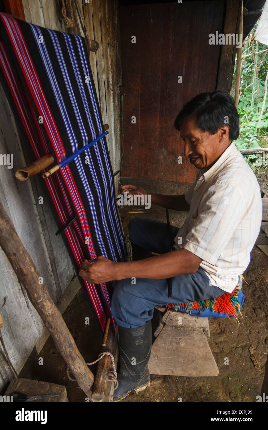 Artigiano indigeni tessitura manuale nel telaio. Vista laterale. Etnicità Kamentsa, Sibundoy, Colombia. Foto Stock