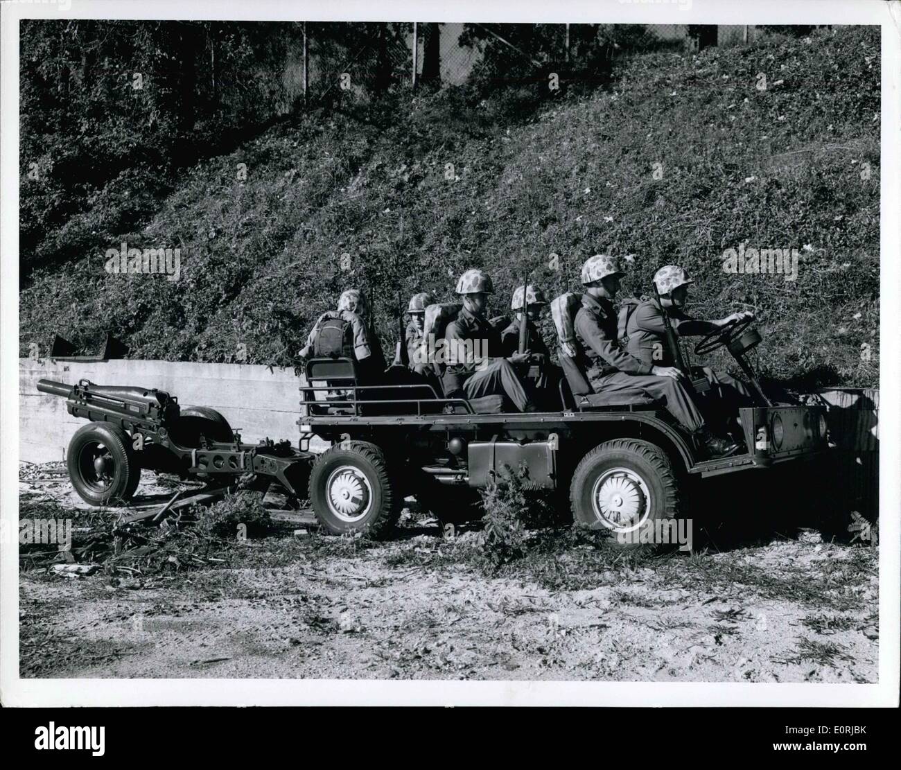 Nov. 11, 1959 - Il Marine Corps' landing force development center, Quantico,Virginia, è il test e la valutazione di un nuovo 3/4 ton personale operatore cargo noto come ''Convertible Mule''. Costruito da Willys motori di Toledo, Ohio, il veicolo è costruito interamente in alluminio con l'eccezione del suo telaio principale. È in grado di trasportare e o due un 3000 pound carico di apparecchiature su terreni accidentati. ''Convertible Mule'' è attrezzata per ospitare sei compreso il conducente. È inoltre progettato per essere trasferito in aereo in aree di combattimento dalla presente tipo marine corps elicotteri. Foto Stock