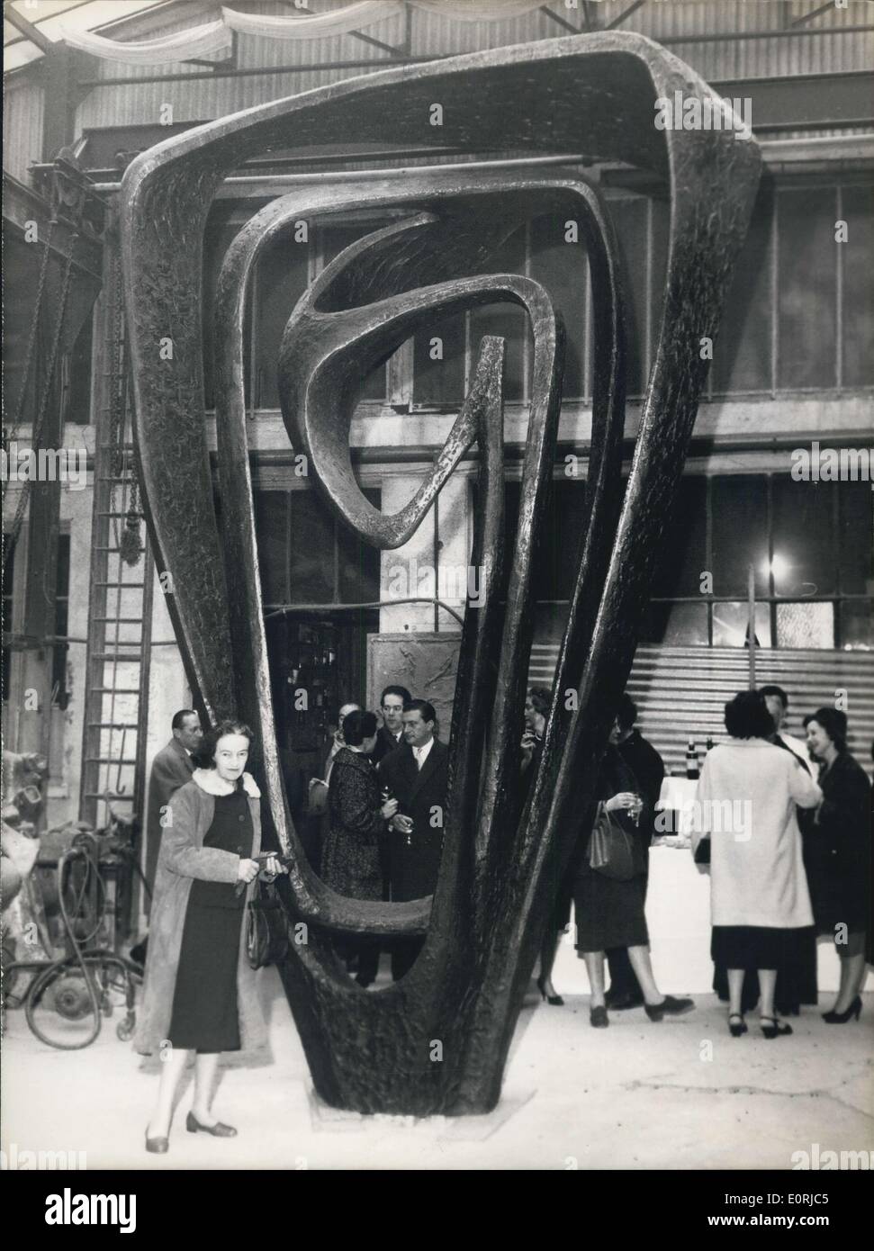 Nov. 12, 1959 - Barbara Hepworth presenta il suo ultimo lavoro ''Meridian'': Barbara Hepworth, e ben noto scultrice britannica che ha vinto un premio importante a Sao Paolo mostra internazionale, ha presentato il suo ultimo lavoro ''Meridian'' appena compledted a M. Susses' fonderia a Arcueil, nei pressi di Parigi. La scultura Meridian è stato commissionato come una parte della concezione architettonica di uno di Londra Ufficio importanti sviluppi. Pesa 4 tonnellate ed è il più grande mai progettato da Miss Hepworth. Mostra fotografica di Miss Hepworth prima della sua scultura. Foto Stock