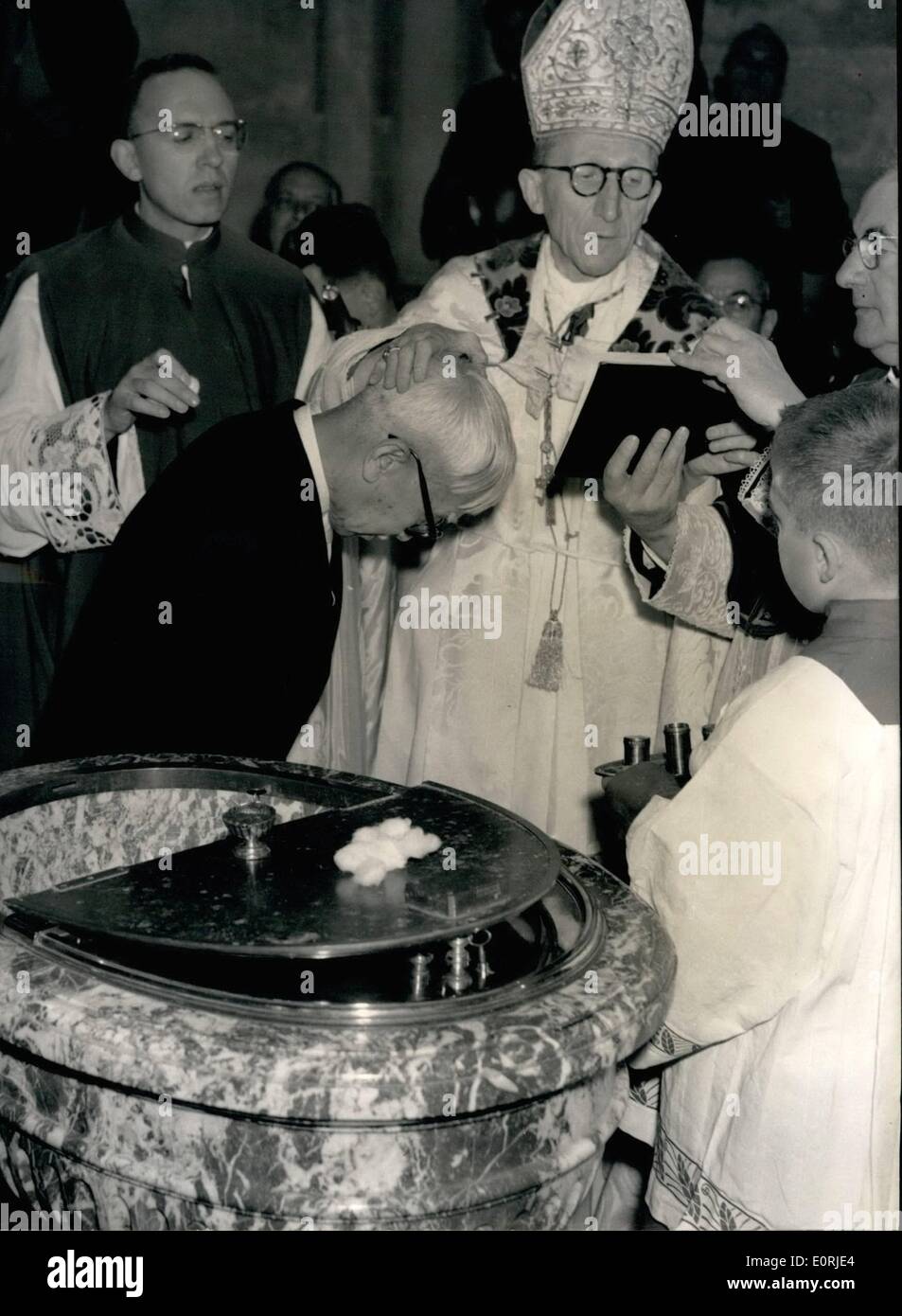 Ottobre 10, 1959 - Foujita e moglie convertita alla fede cattolico romana: 73-anno-vecchio pittore giapponese Foujita e sua moglie Kimio Horlushi, entrambi i buddisti sono stati convertiti alla fede cattolico romana presso la Cattedrale di Rehims questa mattina. La foto mostra Kimio Horlushi, il pittore della moglie, durante la cerimonia. Foto Stock