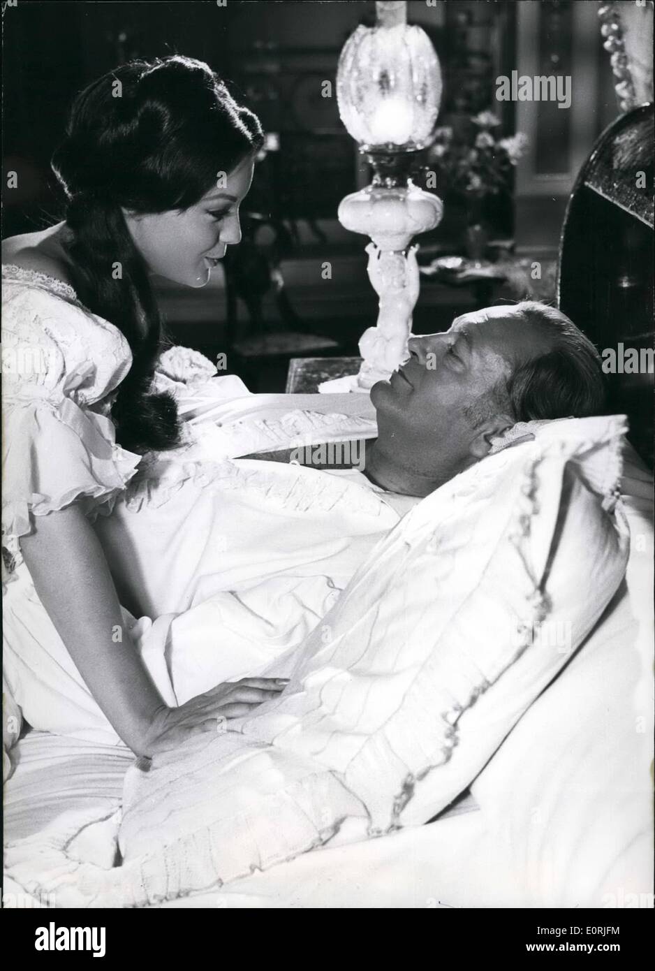 Ottobre 10, 1959 - Romy e latticini come amare giovane : nel film colore ''Katje, non incoronato Imperatrice", diretto da Robert Siodmak (Robert Siodmak). Nel film diretto da prese a Parigi e Vienna, Romy Schneider (Romy Schneider) e latticini Jurgens (Curd Jurgens) per la prima volta giocare insieme. Curd jurgens assume la parte di star di Alessandro II di Russia e Romy Schneider è la principessa Katharina Dolgerouke (Kathrina Dolgorouki), la sua amata Katja la cui incoronazione è impedito da una bomba assalto. Lo scenario è stato scritto da Charles spaak (Charles Spaak) basato su documenti storici. Foto Stock