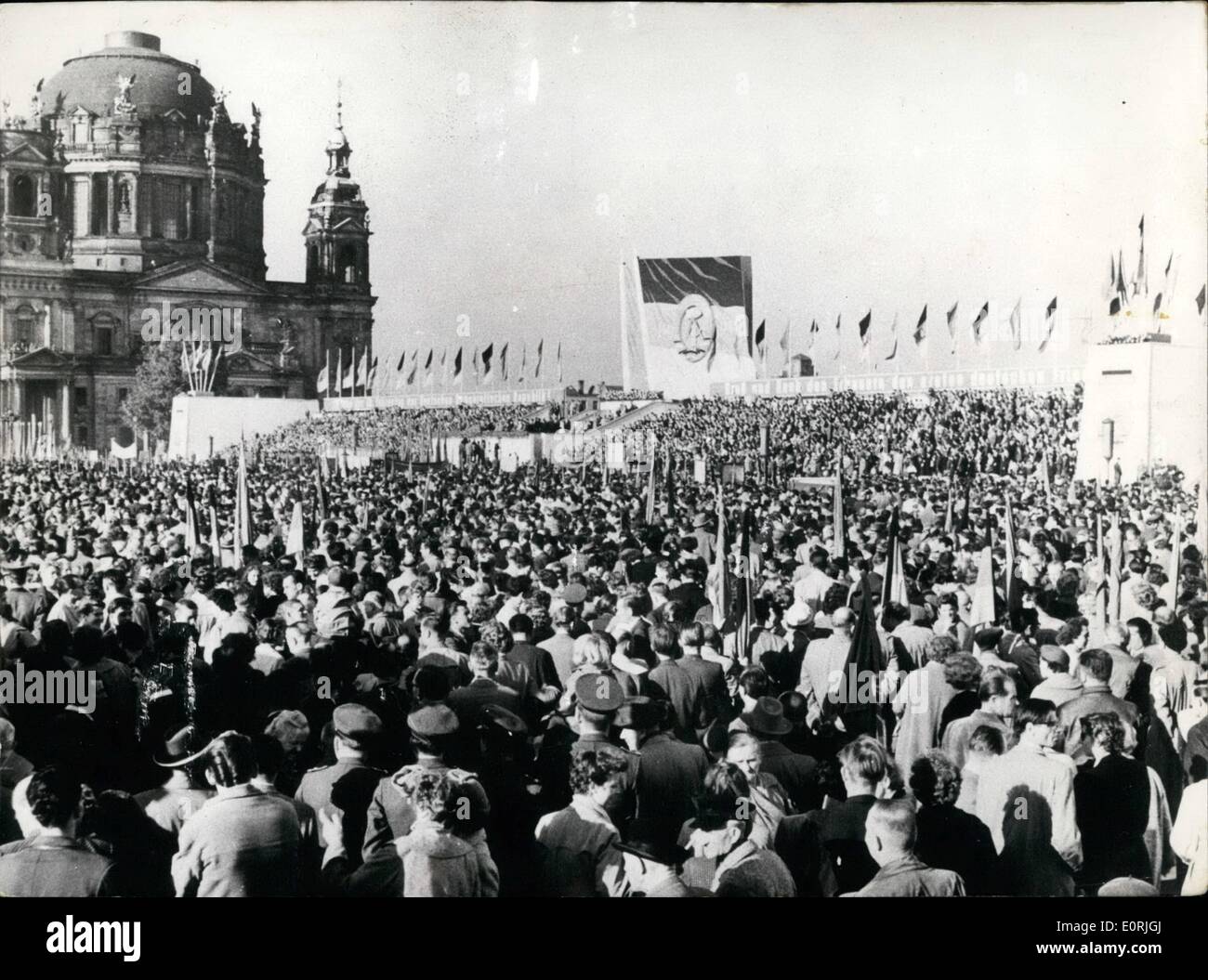 Ottobre 10, 1959 - decimo anniversario di nozze o la fondazione della Repubblica democratica tedesca: O occasione del decimo anniversario della fondazione del East-German Repubblica democratica tedesca, vi wa svoltasi il 7 ottobre 1959 a Berlino Est una dimostrazione di massa a cui tutti prominents dell'autorità East-German oltre a delegazioni provenienti da paesi comunisti sono stati partecipanti. Foto Stock