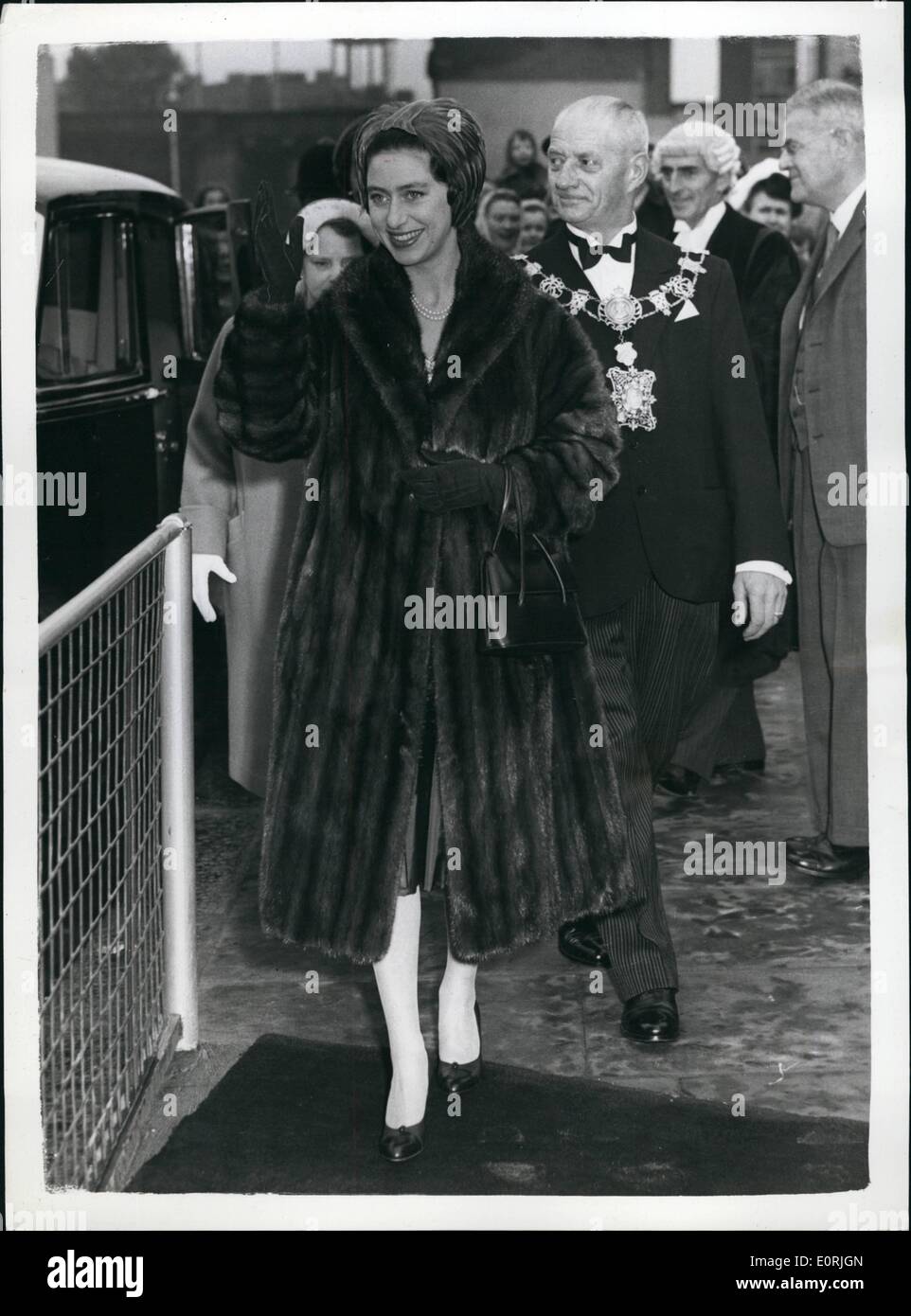 Ottobre 10, 1959 - La Principessa Margaret apre una nuova scuola: S.A.R. La principessa Margaret questo pomeriggio ha aperto la nuova St Jude's Chiesa di Foto Stock