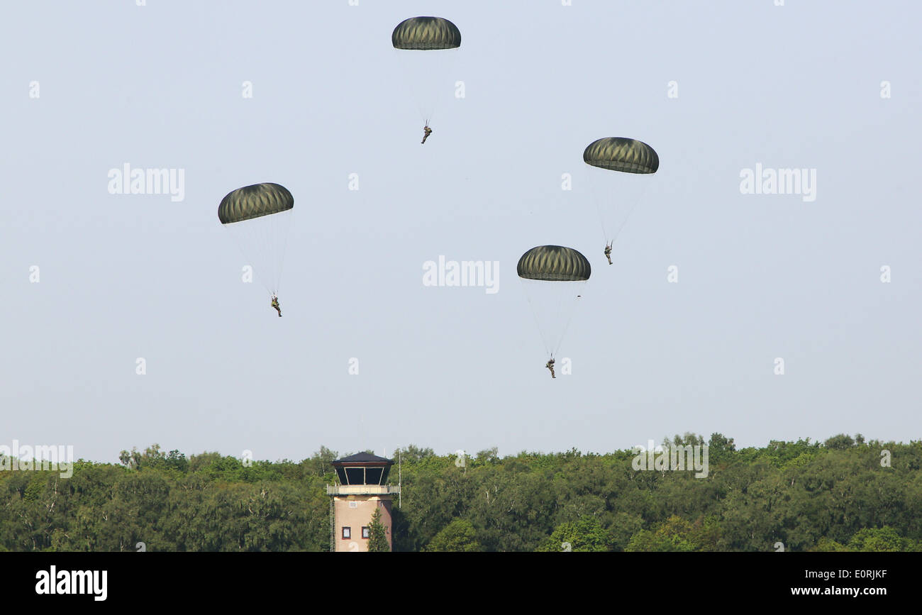 Un centinaio di paracadutisti tedeschi hanno atterrato lunedì 19-5-2014 su Deelen aeroporto vicino da Arnhem nei Paesi Bassi, per la conquista dell'aeroporto sul nemico. I soldati tedeschi partecipano all'esercitazione NATO "spada affidabile', che questa settimana si terrà nelle province di Gelderland, Utrecht e Noord-Brabant, insieme con l'olandese 11 Airmobile Brigade (11 Luchtmobiele Brigata). L'esercizio è parte della cosiddetta forza di risposta della NATO. Il finnico-tedesco esercito è una parte di esso. A gennaio 2015, la Forza di risposta deve essere distribuita. In totale più di 2000 Olandese e soldati tedeschi sono takin Foto Stock