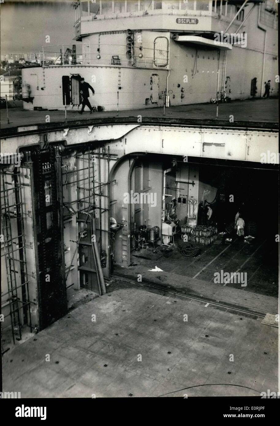 Nov. 24, 1959 - L'orgoglio e la gioia del francese della marina nazionale, la portaerei ''Clemenceau'' ha subito il suo primo test prove in mare off-shore di Brest. Nella foto: una vista dal gigante ascensore di carico e di scarico delle macchine. Foto Stock