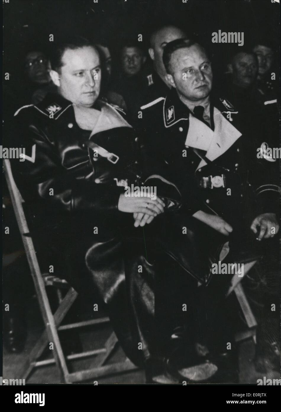 Il 12 Dic. 1959 - Nella foto il Reich tedesco Partito(DRP) stati Wilhelm Meinberg, che era nel corso di una conferenza stampa tenutasi a Bonn cercando di parlare di sterzo della parte lontano da destra-ala radicali tendenze. Egli non poteva nascondere però che nel 1933 egli è stato coinvolto con la SA e SS Foto Stock