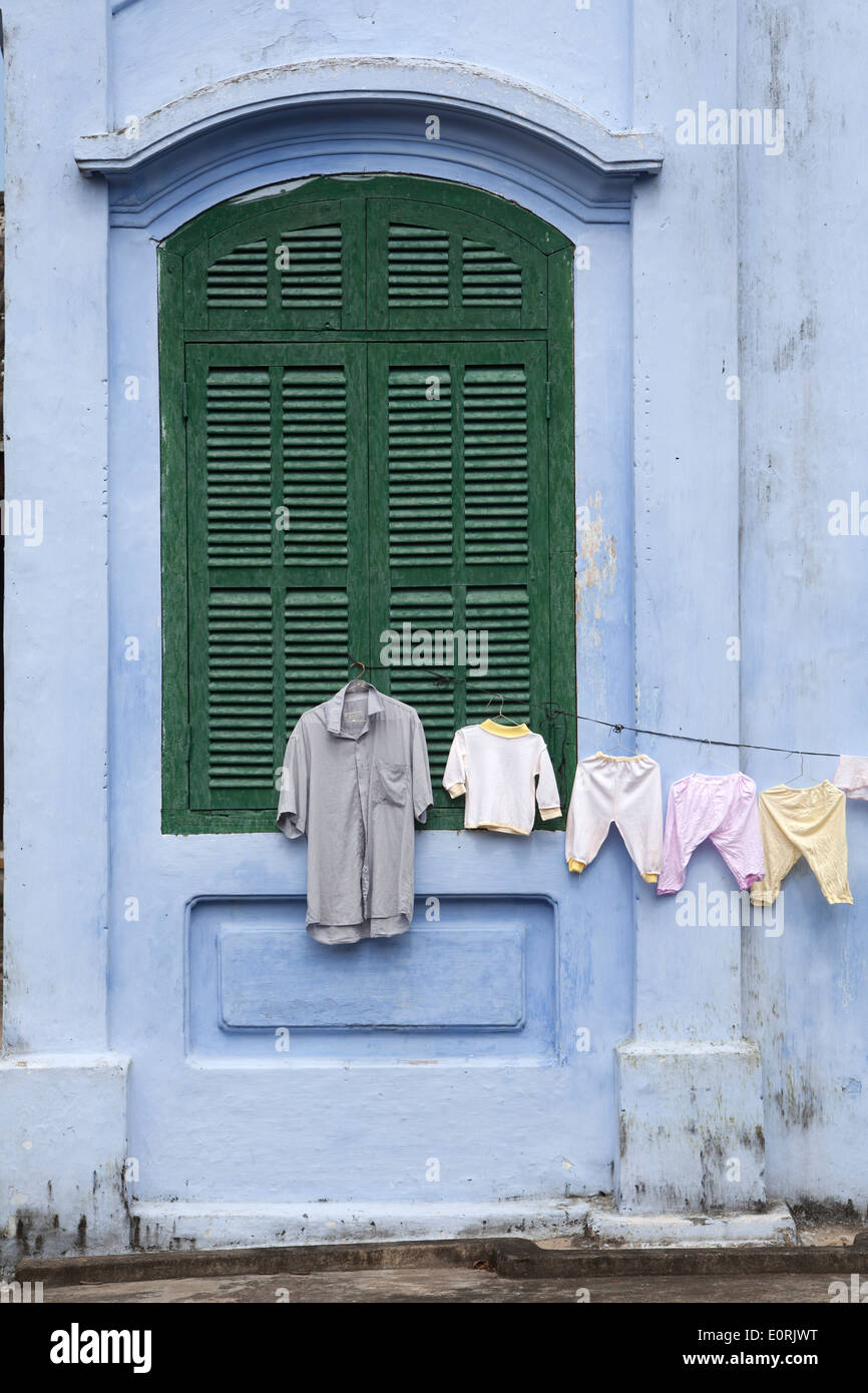 Vestiti appesi ad asciugare su linea di lavaggio ad Hoi An Foto Stock
