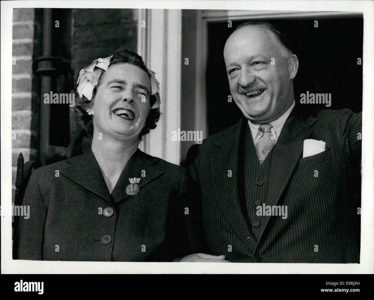 Ottobre 10, 1959 - Il Sig. R.A. Il maggiordomo di Wed nuovamente: il sig. R. Butler, il 56-enne Home Segretario e nuovo Presidente del Partito conservatore, è quello di sposarsi di nuovo. La sua promessa sposa è la signora Mollie Courtauld, il cui marito, Arctic explorer, Agostino Courtauld, morto lo scorso marzo. Ha sei figli e è un cugino della signora Butler prima moglie che morì nel 1954. Mostra fotografica. Il sig. R.A. Il maggiordomo nella foto con la sua sposa, la sig.ra Mollie Courtauld, 46, al di fuori della sua residenza in Smith Square di oggi. Foto Stock