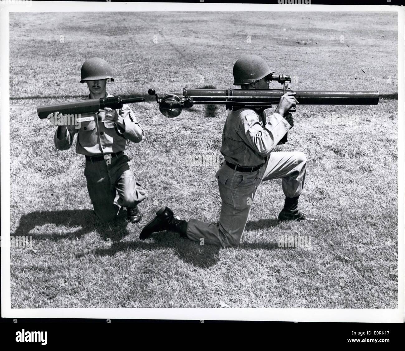 Ottobre 10, 1959 - L'esercito americano della spalla cotta di medie fucile d assalto, 90mm recoilless rifle, braccio sarà Fante con la stretta gamma di punzone di un di medie dimensioni pistola serbatoio. Progettato per essere eseguito in battaglia e occupati da una squadra di due uomini, il 35 pound, quattro piedi lungo arma in caso di emergenza, possono essere trasportati, caricato e sparato da un uomo. Esso genera una carica a forma di guscio che penetra il più pesante armor noto. Il fucile è la gamma effettiva, 500 metri, è più che doppia rispetto a quella del 3.5 bazooka della Guerra di Corea fama. Due soldati e visualizzazione di arma. Foto Stock