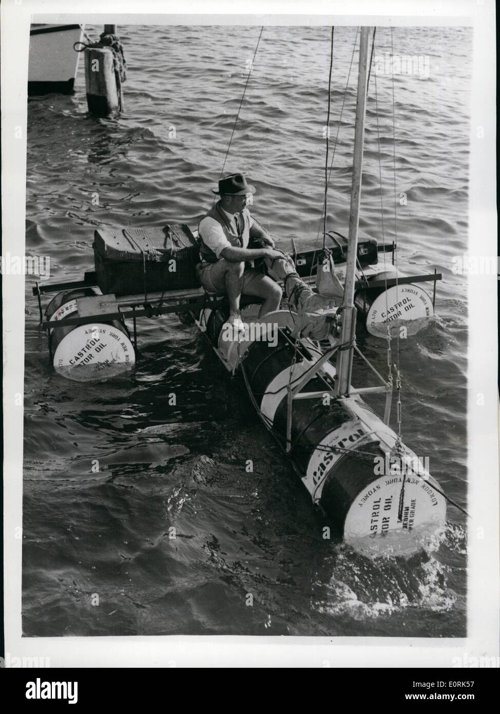 12 dicembre 1959 - l'Avventuratore del tamburo di petrolio insiste su Sydney alla Nuova Zelanda tentativo di vela: L'avventuriero del tamburo di petrolio Peter Pedaja è stato doganato da una serie di disguidi prima del suo secondo tentativo di deriva da Sydney alla Nuova Zelanda -- sul suo ''Can-Tiki' un'zattera di tamburo di petrolio. La zattera è stata lavata a terra a la Perouse - quando la stava portando dentro per saldare un'ulteriore lunghezza di timone. Il suo primo tentativo si è concluso quando è stato piegato indietro da parte di volontario di pattuglia costiera dopo che era in pericolo di essere bln contro le rocce. Foto Stock
