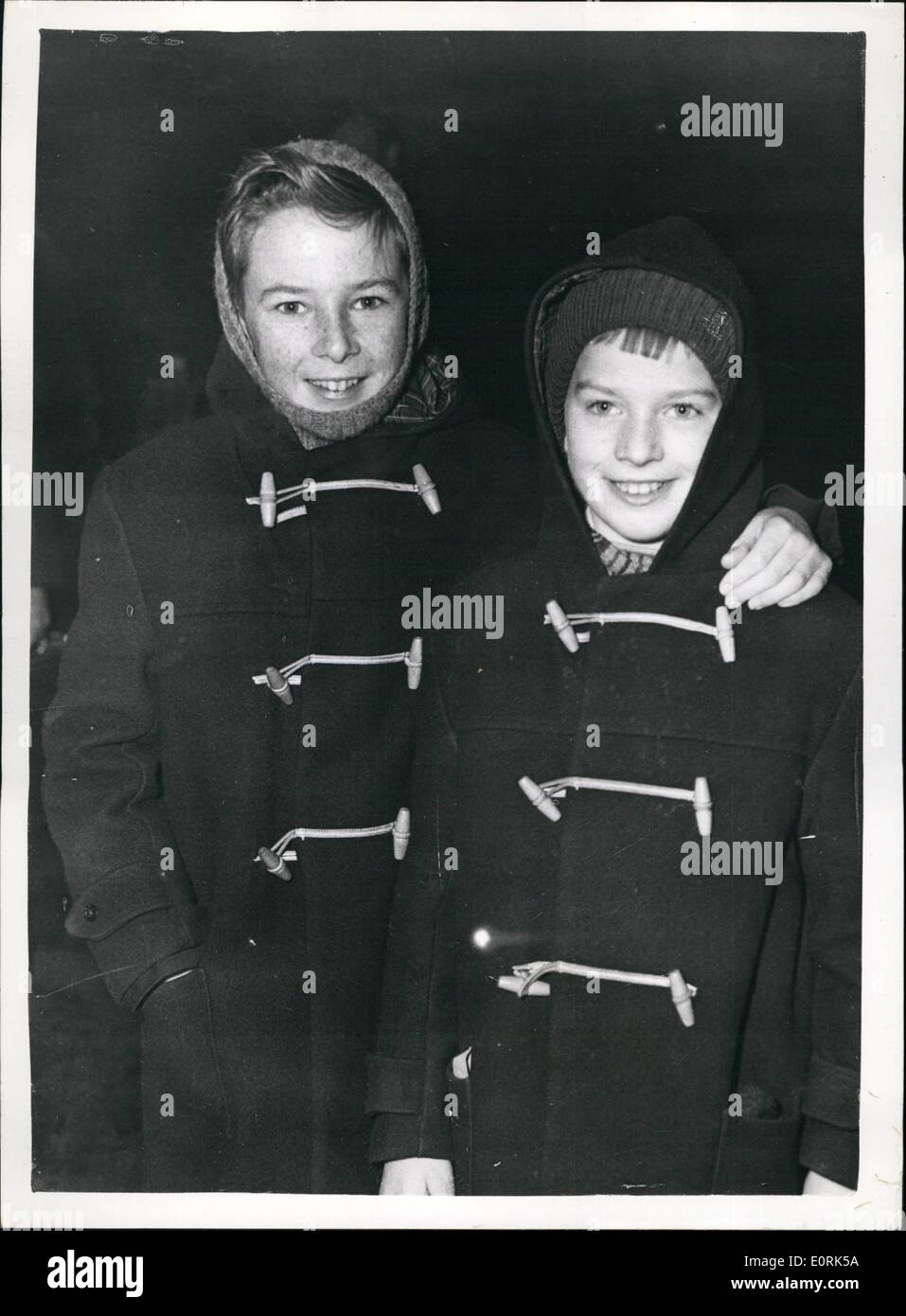 Il 12 Dic. 1959 - rifugiati arrivano a trascorrere il Natale in Inghilterra. Middlesex Boy dà la sua vacanza per i profughi a gennaio sotto gli auspici dell'aiuto internazionale per bambini - una festa di bambini rifugiati sono arrivati a Liverpool Street Station - Da Amburgo questa mattina. Essi sono per trascorrere il Natale con le famiglie qui. La foto mostra il rifugiato Jan Cetnrski (a destra) è accolto da dodici anni Colin Baker di Ashford, Middx. Al suo arrivo questa mattina. Jan speso lo scorso Natale con Colin - e quest'ultimo ha dato la sua vacanza quest'anno in modo che Jan potrebbe trascorrere questo Natale con lui. Foto Stock