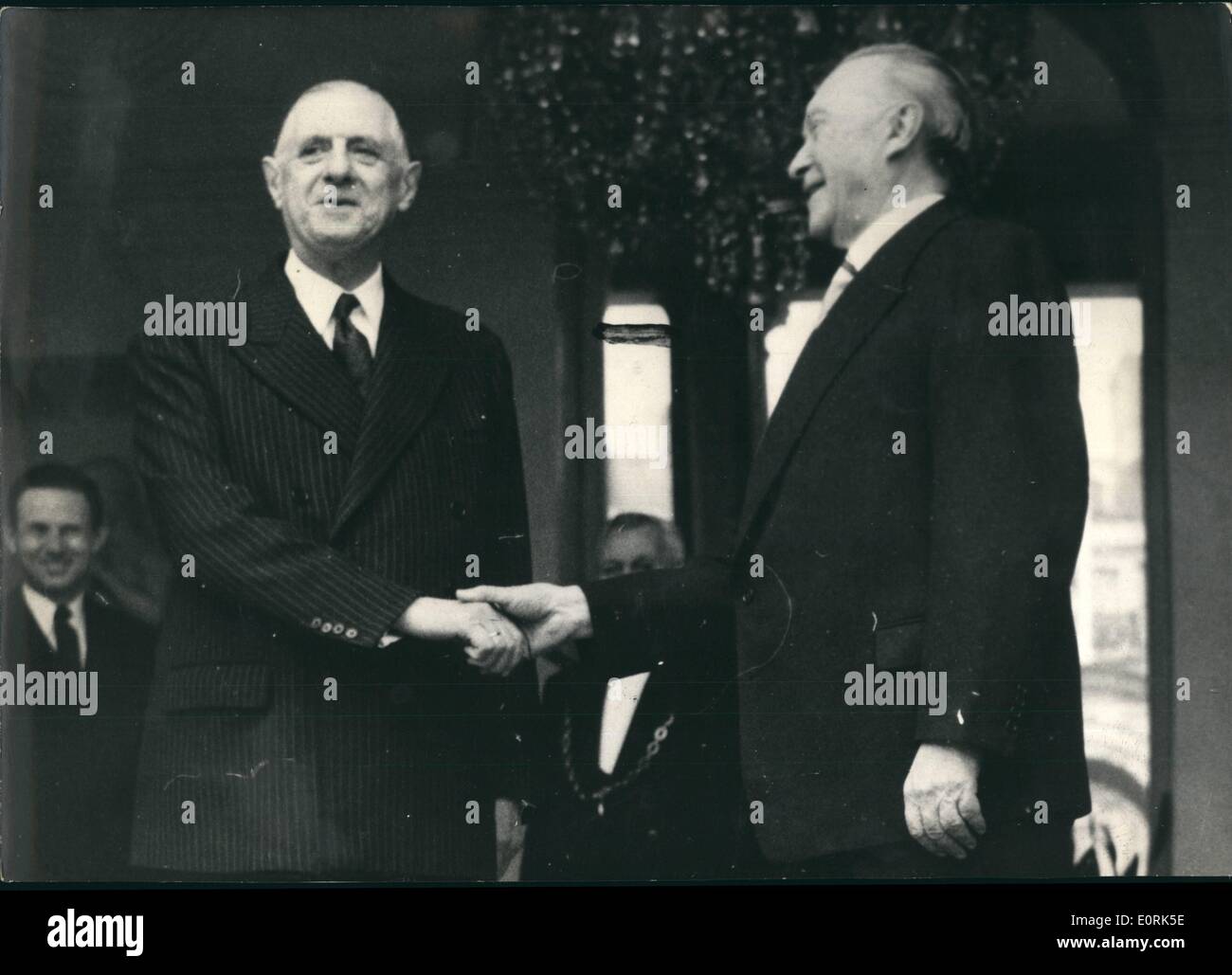 Il 12 Dic. 1959 - Cancelliere Adenauer ricevuto al Palais de L'Elysee dal presidente De Gaulle Cancelliere Adenauer chi è arrivato questa mattina a Parigi, è stato ricevuto questo pomeriggio dal Presidente De Gaulle a Palais de L'Elysee Parigi la foto mostra il Presidente De Gaulle e il cancelliere Adenauer agitare le mani. Foto Stock