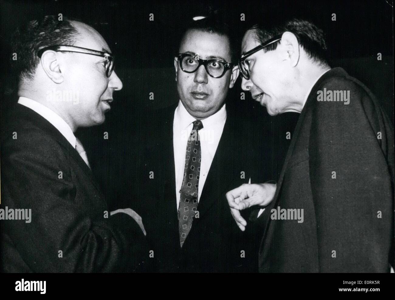 Il 12 Dic. 1959 - circa il Algier dibattito in seno alle Nazioni Unite: l'argomento della conversazione di giapponese-ONU ambasciatore N. Kota Matsudaira (KOTA MATSUDAIRA) -diritto - e i due politici algerini Mohammed Yasid (YASID), informazioni Ministro dell'esilio algerino di governo (centro), Abdel Kader Chanderli (KADER CHANDERLI), rappresentante della liberazione algerina circolazione negli Stati Uniti (sinistra), è senza dubbio la Algier dibattito in seno alle Nazioni Unite. - La delegazione francese non aveva preso parte a questo dibattito. Foto Stock