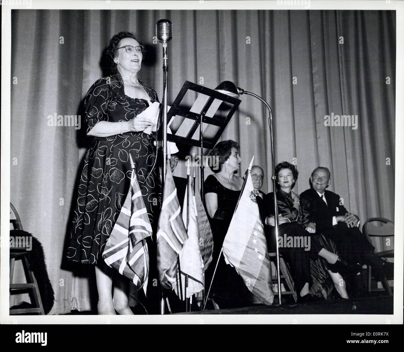 18 ottobre 1959 - STATI UNITI Premiere di ''Potere tra gli uomini'': ''la potenza tra gli uomini", le Nazioni Unite ' primo lungometraggio film, ha avuto i suoi Stati Uniti premiere a Exeter Street Theater di Boston, Massachusetts oggi. Fra quelli presenti alle cerimonie che segnano l'apertura erano il sig. Christian Herter, Jr., Presidente della Giornata delle Nazioni Unite Comitato per Boston; il sig. Thorold Dickinson, capo della pellicola DELLE NAZIONI UNITE servizi; e il sig. Virgil Thomson, illustre compositore americano che ha composto ed eseguito il punteggio della pellicola Foto Stock