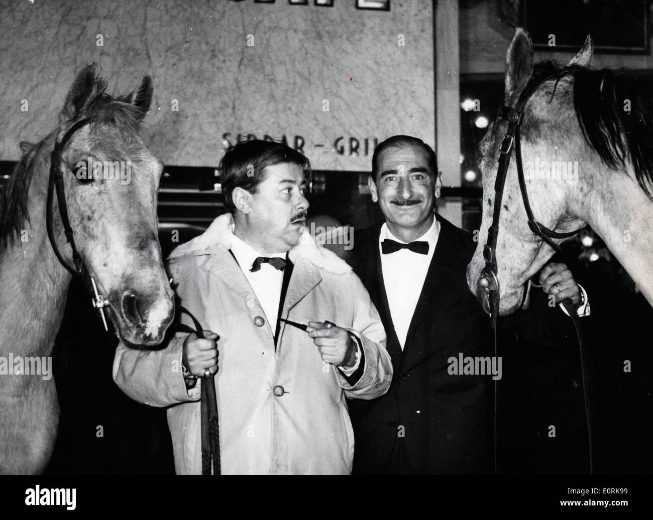 Achille Zavatta e Francis Blanche alla premiere del loro film Foto Stock