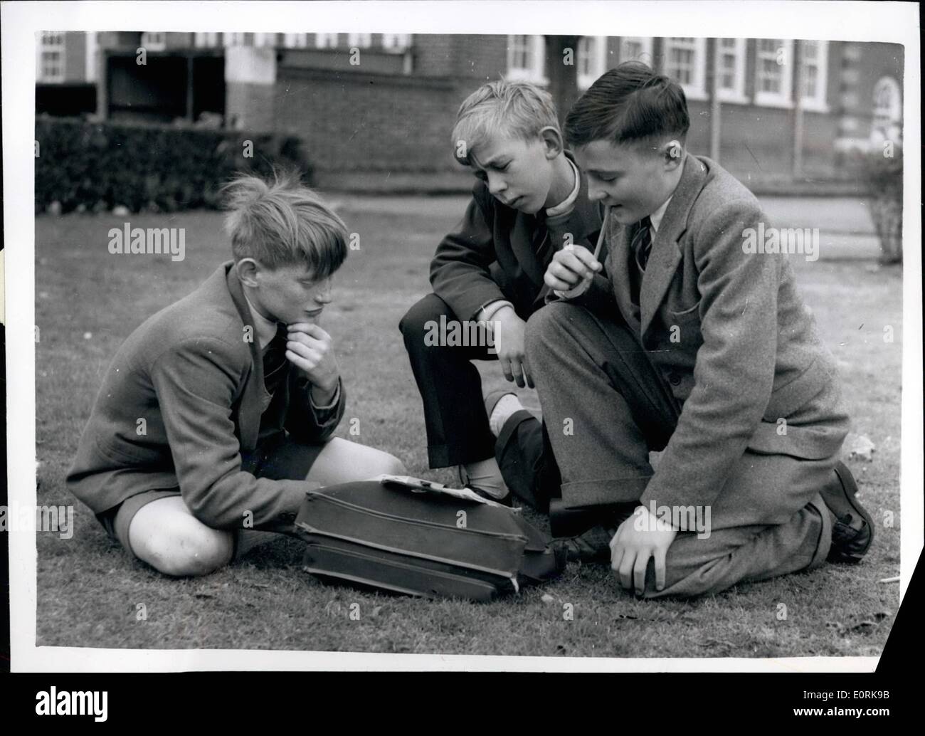Ottobre 29, 1959 - Gli scolari che hanno formato una società di assicurazione shut up Shop una scuola di società di assicurazione formate da ragazzi di pagare un indennizzo per canings, detenzioni e linee, è stata liquidata. Uno degli organizzatori, 13 enne Geoffrey piccolo, di High street, Lowertoft, ha detto ieri. Il direttore mi ha detto che egli non penso che è stata una attività idonea nella scuola, così abbiamo deciso di far cadere la cosa intera. Per mesi la loro scuola media di società di assicurazione, a Lowestoft Gammar scuola, ha pagato fuori 4 scellini per un inscatolamento, 3 scellini per detenzione e 1 scellino per ogni centinaio di linee Foto Stock