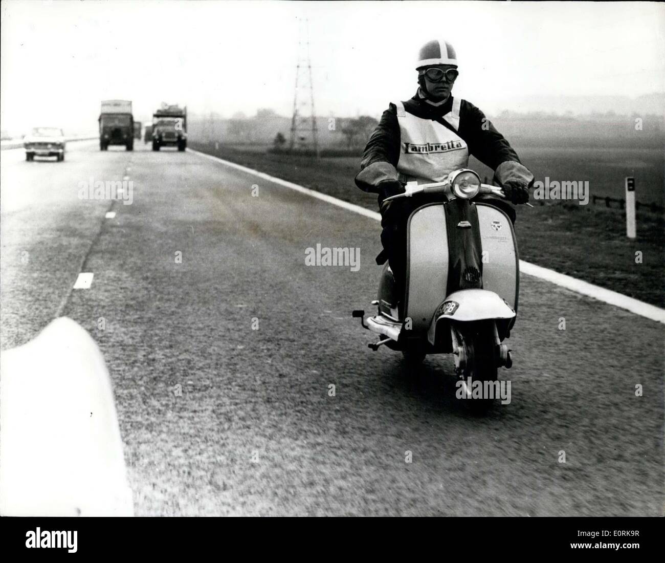 Nov. 02, 1959 - Lambretta copre 142 miglia in 143 minuti sulla nuova autostrada: Brian Gibbs, opere rider per la lambretta, ha preso un pezzo di ricambio per il Birmingham e della nuova autostrada aperto todya il M.1 da Luton Sperone, dove l'apertura ha avuto luogo e restituito dopo il rifornimento a St Albans' e del M.1. Egli ha coperto il totale di 142 miglia in 143 minuti. Mostra fotografica di Brian Gibbs visto in sella alla Lambretta per Birmingham sul M.1. oggi. Foto Stock