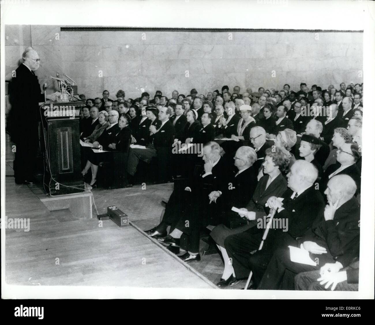 Il 12 Dic. 1959 - Il sig. Noel Baker riceve il premio Nobel premio: il Sig. Philip Noel Baker, manodopera p.f. per Derby Sud, il giovedì notte ha ricevuto questo anno il premio Nobel per la pace, in una cerimonia all Università di Oslo. La foto mostra il Sig. Philip Noel Baker (sinistra) riceve il diploma del Premio Nobel per la pace dal sig. Gunnar Jahn, Presidente del norvegese Premio Nobel per la pace comitato. Foto Stock