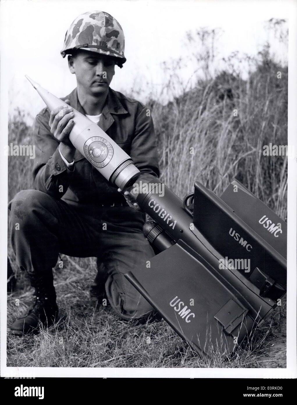 15 dicembre 1959 - Un Marine Corps Fantassin attribuisce un 5,5 -pound, carica sagomata, alta testata esplosiva di un Cobra anti-missile serbatoio. Il Cobra è guidato verso il suo obiettivo per mezzo di segnali elettronici trasmessi lungo un filo sottile che gira fuori dietro il missile in volo. Sviluppato in Germania Ovest, il Cobra è ora in fase di valutazione da parte del Marine Corps. Daystrom Inc., Murray Hill, New Jersey è imprenditore americano per il missile. Foto Stock