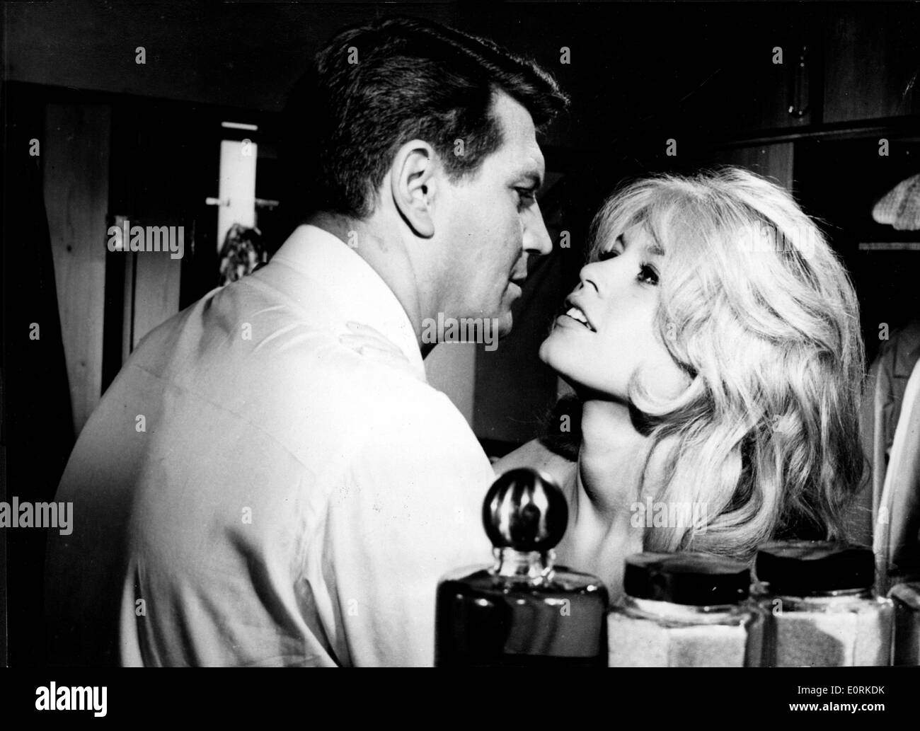 Henri Vidal e Brigitte Bardot in una scena del film "si desidera danza con me?". Foto Stock