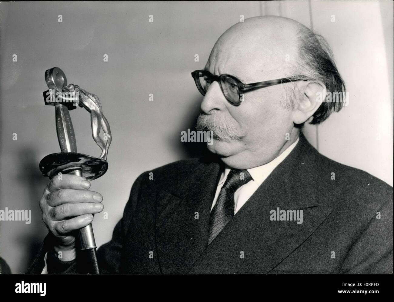 Nov. 08, 1959 - Jean Rostand riceve la spada dalla Académie Française Foto Stock