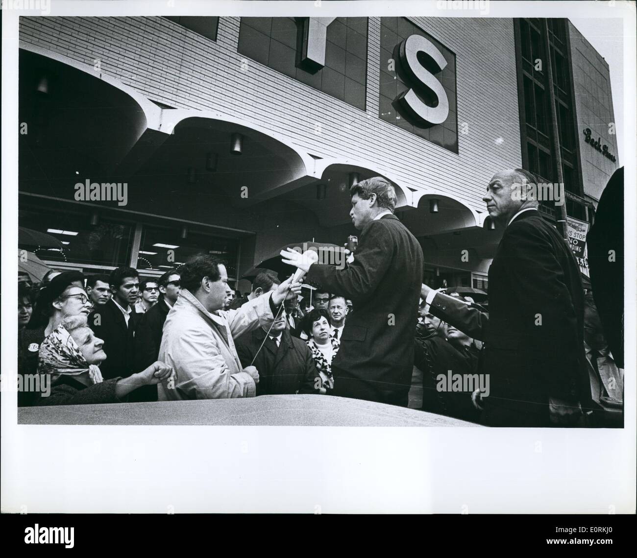 Jan 1, 1960 - Robert F. Kennedy & Jacob Javits davanti può's department store, 14th Street New York campagna elettorale del 1964. Foto Stock