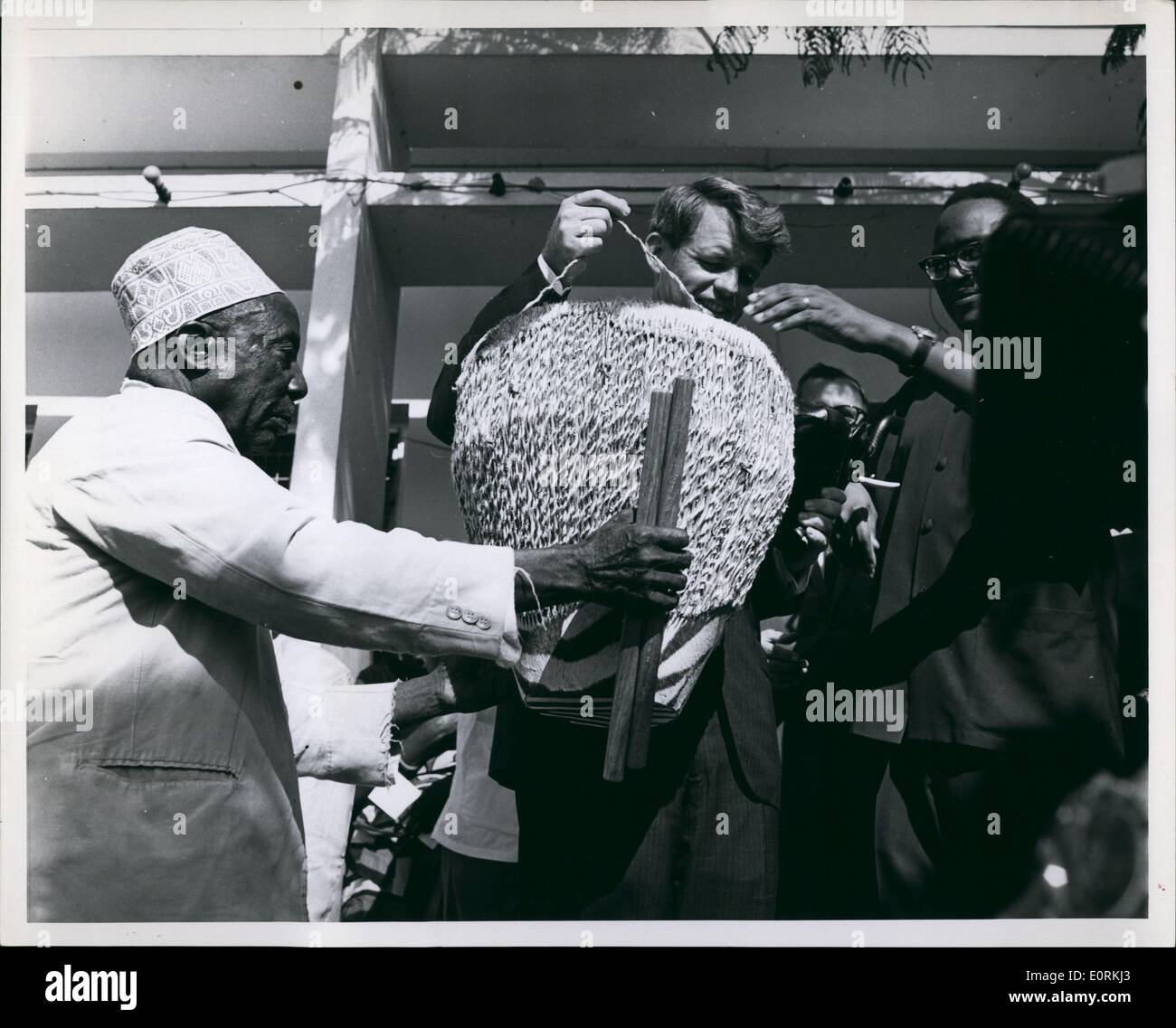 Jan 1, 1960 - Robert Kennedy in Daressalam: presentato con africani tamburi parlanti dalla Tanzania anziani. Foto Stock