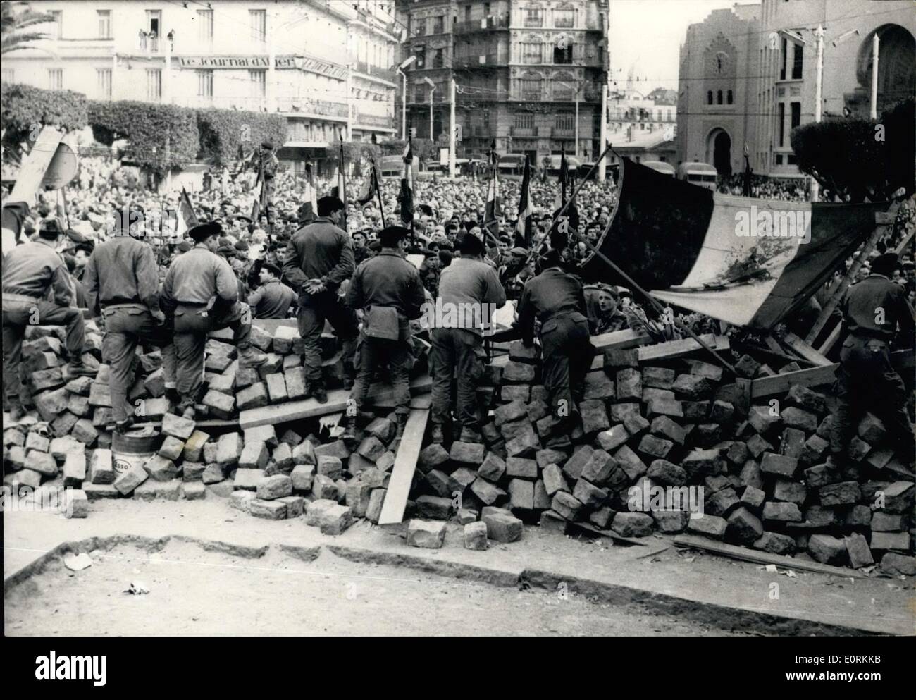 Gen 01, 1960 - la rivolta ad Algeri: mostra fotografica di algerini che torna gli insorti vennero in gran numero per dimostrare prima di barricate ieri. In poi a sinistra la macchiate di sangue bandiera. Foto Stock