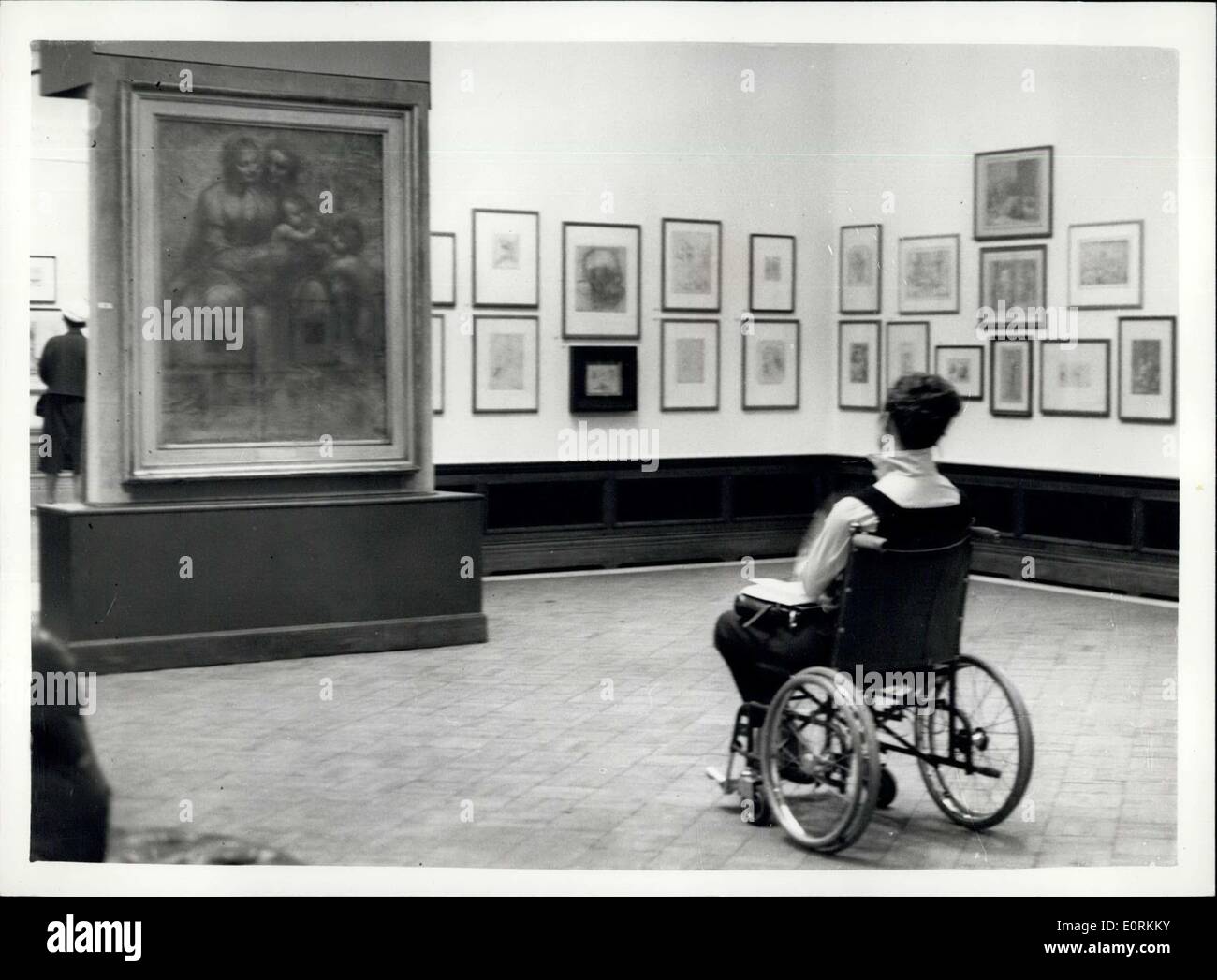 Gen 01, 1960 - Arte italiana in mostra a Londra, ''La Vergine e il bambino''-da Leonardo Da Vinci: una vista privata si è tenuta questa mattina presso la Accademia Roayl invernale della mostra dal titolo ''arte italiana e Gran Bretagna''.. Opere di molti famosi italiani sono sul display. Mostra fotografica di Susan McMorran in una sedia a rotelle guarda fino al ''La vergine con il Bambino e San Giovanni Battista e San Anne'" - presso la mostra questa mattina. Foto Stock