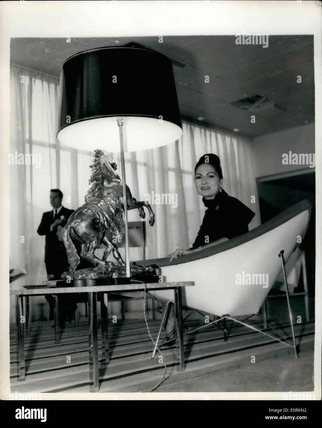 Gen 01, 1960 - Nuovo skyway Hotel - pronto per l'apertura. Una vista della stampante si è tenuto oggi di Skyway Hotel, Aeroporto di Londra - per essere aperto domani. Esso dispone di 160 camere su 4 piani - ogni camera da letto con bagno separato. La decorazione è in matt white - turchese blu o oro. Ogni camera dispone di televisore. La cucina è costruito su linee americane. È il costo di &pound;3/4 milioni di euro per costruire - di proprietà di Seaway Alberghi di Toronto, Canada. L'Hotel è di eliminare l'aria i viaggiatori che vanno fino a Londra - quando qui per brevi periodi - velivoli hold-up ecc.. Mostra fotografica di:- La onorevole Foto Stock