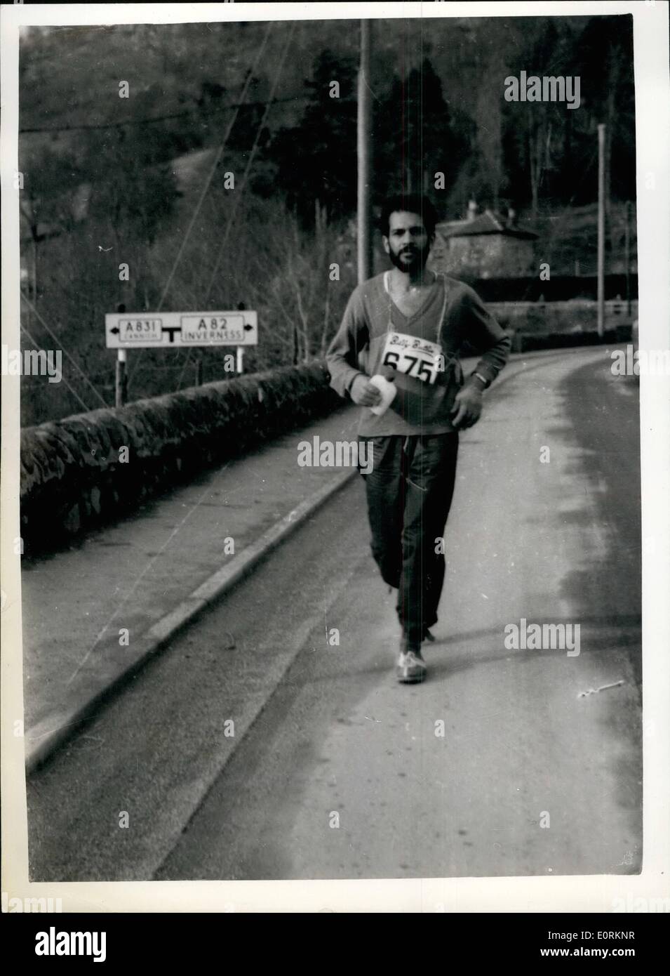 Gen 01, 1960 - La grande passeggiata da John O'Semole di Land's End continua... Barbuto Bermudian David Robinson di Maidenhea, Berks - conduce il campo - nella massa Butlin John O' Semole di Land's End a piedi... Centinaia di antipasti hanno abbandonato la... Il sig. Butlin ha già pagato la tariffa home di quattro escursionisti... Il sig. Robinson è segnalato per essere a piedi attraverso Glencoe - 200 miglia dall'inizio... Portando le donne nella è Wendy Lewis - che ha già coperto il corso - prima di avviare il organizzato a piedi Foto Stock