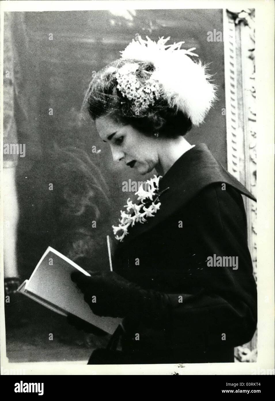 Gen 01, 1960 - Arte italiana in mostra a Londra. Celebri opere veneziane trovato nel passo sono in mostra. Una vista privata si è svolta oggi presso la Reale Accademia di inverno mostra dal titolo ''arte italiana e della Gran Bretagna'' . Tra i reperti sono cinque grandi dipinti trovati in un capannone in Irlanda , e identificato come le opere del grande veneziano del XVIII secolo, artista Francesco Guardi. Essi sono di proprietà di Mr.Geoffrey Merton, come broker assicurativo di St.John's Wood, Londra. La foto mostra Mrs.Geoffrey Meton, la moglie del proprietario del Franscesco Guardi dipinti, visto come lei hanno visitato la mostra di oggi. Foto Stock