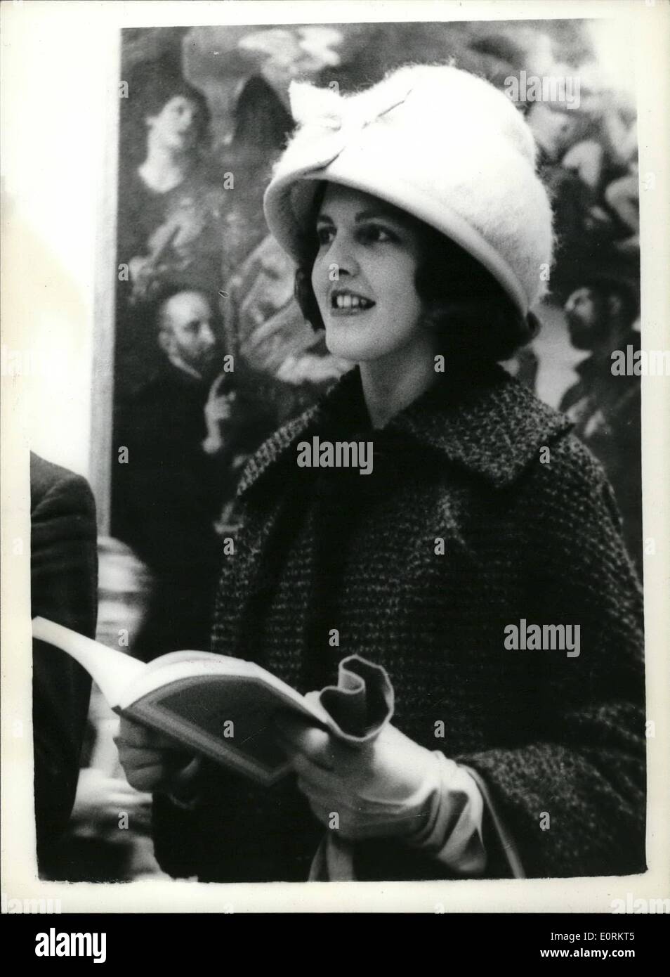 Gen 01, 1960 - Arte italiana in mostra a Londra . Una vista privata si è svolta oggi presso la Reale Accademia di inverno mostra dal titolo ''arte italiana e Gran Bretagna''. Opere di molti famosi italiani sono sul display. Mostra fotografica di Miss Sarah Merton da Salisbury, Wilts, figlia di un artista , indossavano questa unica lampada - ombra hat quando ha visitato la mostra di oggi. Foto Stock