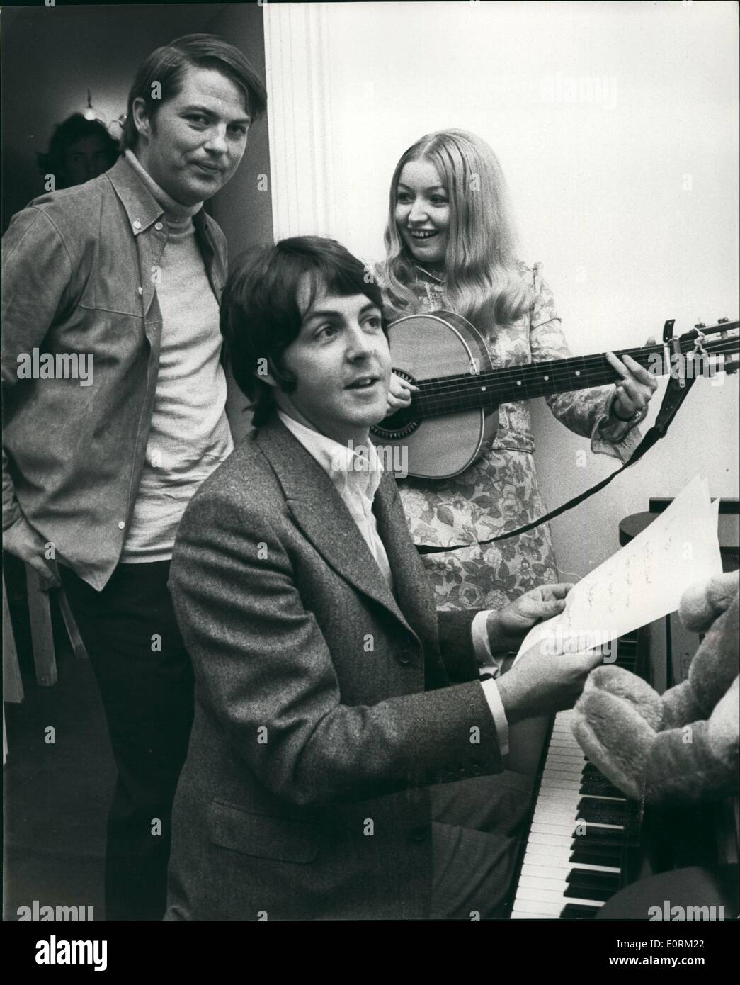 Jan 1, 1960 - Maria ripete per ''Magpies'': Welsh folksinger Maria Hopkins, 18, che è stato scoperto da Beatle Paul McCartney sarà visibile su Pete Brady la Thames Television show ''Magpies'' il Martedì, Settembre 10th. Disc jockey Pete Brady mostrerà girato segmenti di ''Un giorno nella vita di Maria Hopkins''. La foto mostra il deejay Pete Brady ascolta mentre Paul McCartney va oltre un nuovo numero con Maria Hopkins. Foto Stock