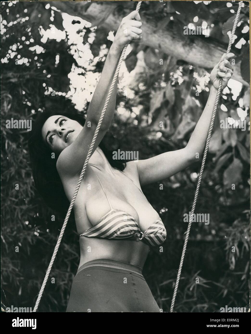 Jan 1, 1960 - Star Brinkmanship potenziale : A qualcuno piace caldo e se lo fanno, sicuri di come Miss Joan Brinkman perché lei è appena circa il più caldo gal per colpire Hollywood dal Jayne Mansfield. Lei aveva un germogliamento starlet chi è destinato a diventare una star e veloce. Non solo egli non hanno una faccia che vale la pena una fortuna, ma ha anche una figura che è attraente per dire il meno. Foto Stock