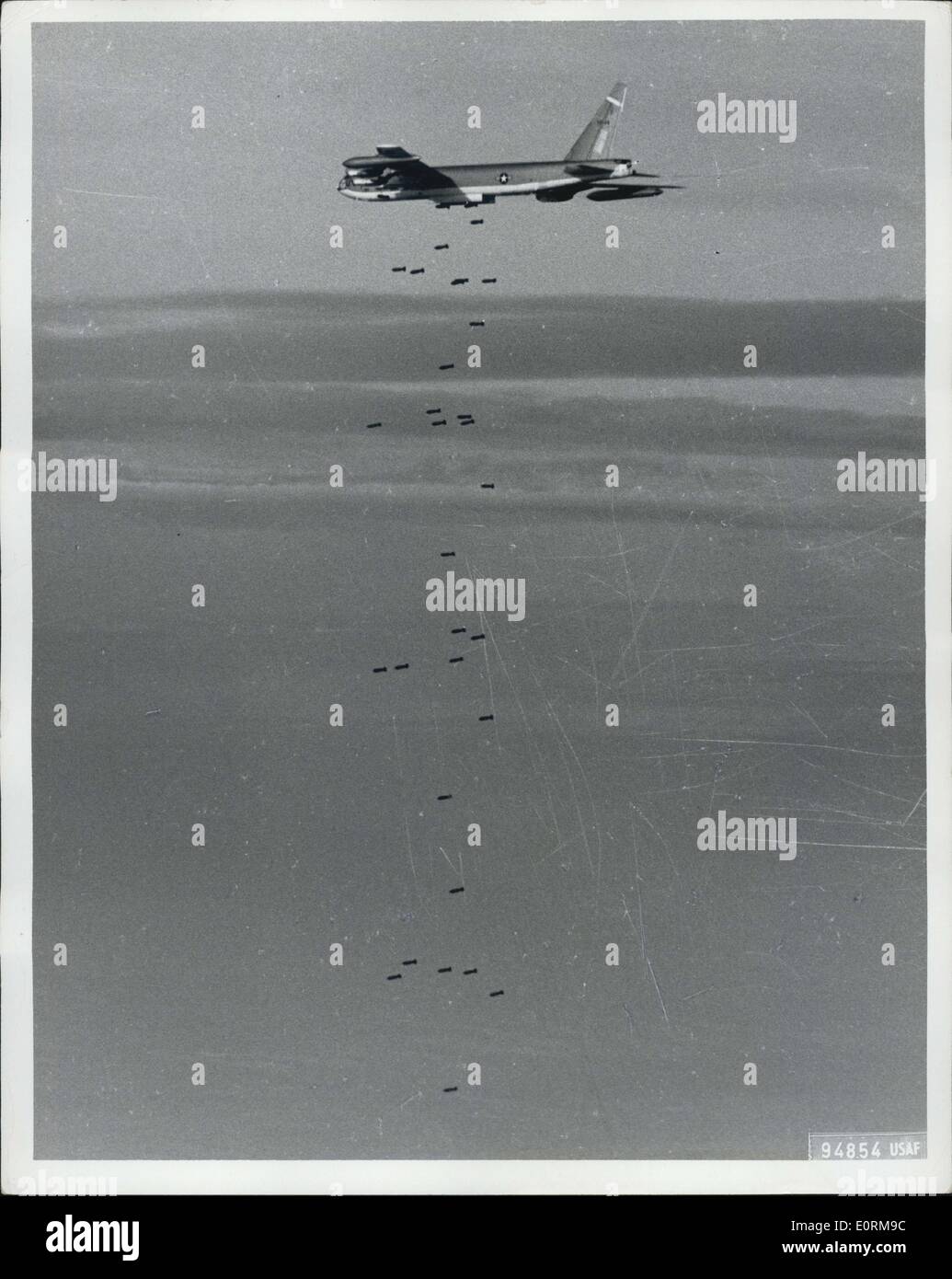 Jan 1, 1960 - USAF - Guam-base B-52 scende un pieno carico di bombe su un'area selezionata nel Vietnam del Sud. Foto Stock