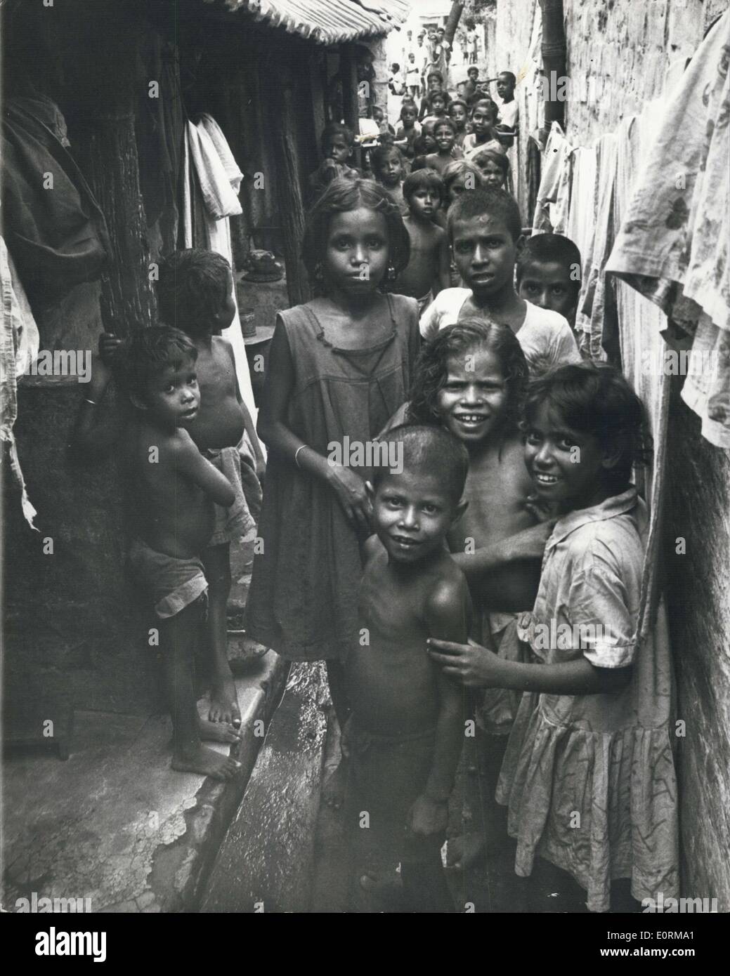 Jan 1, 1960 - Calcutta: i giovani non sembrano troppo infelice nonostante la miseria dei loro dintorni. Foto Stock