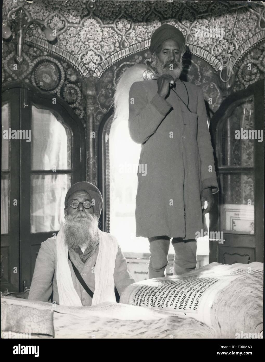 Jan 1, 1960 - i sikh al lavoro nel Tempio d'oro in Amritser, N.M. India Amritsar è la città santa dei sikh. Lettura dalla crescita di Adi. Foto Stock