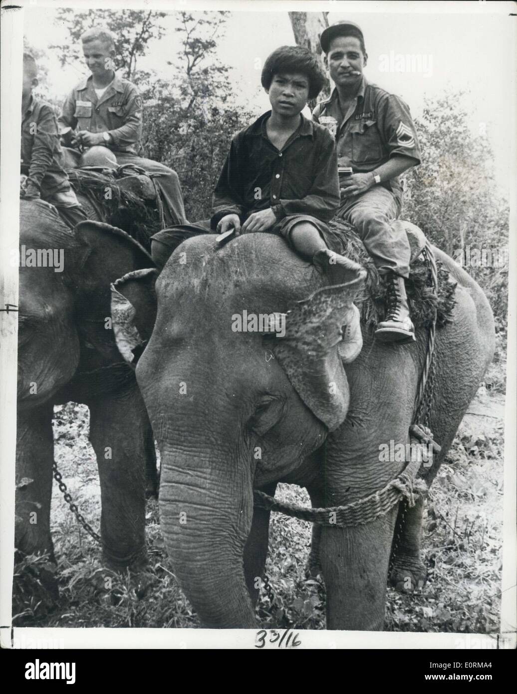 Jan 1, 1960 - m Hawai alla Berretti Verdi la giustapposizione di guerra Incontro di fanteria Dserpenti, dubbia case buddista. Gli uomini della seconda battaglia di fanteria gruppo, U.S. Marina, sono state percorse da ''(illeggibile)'' alla giungla rendervous ad ovest di Korsat sul confine Thai-Las, a seguito di un andamento in Laos, ''(illeggibile)'' tly. Vi , essi ''(illeggibile) " Lotta contro la intensa heost, adly ekes e discutibili ''(illeggibile)" nist monaci in vesti safforn o possono ben essere inviando i ''(illeggibile)'' igence relazioni alla emy su movimenti di truppe ''(illeggibile)'' fornitura stime Foto Stock