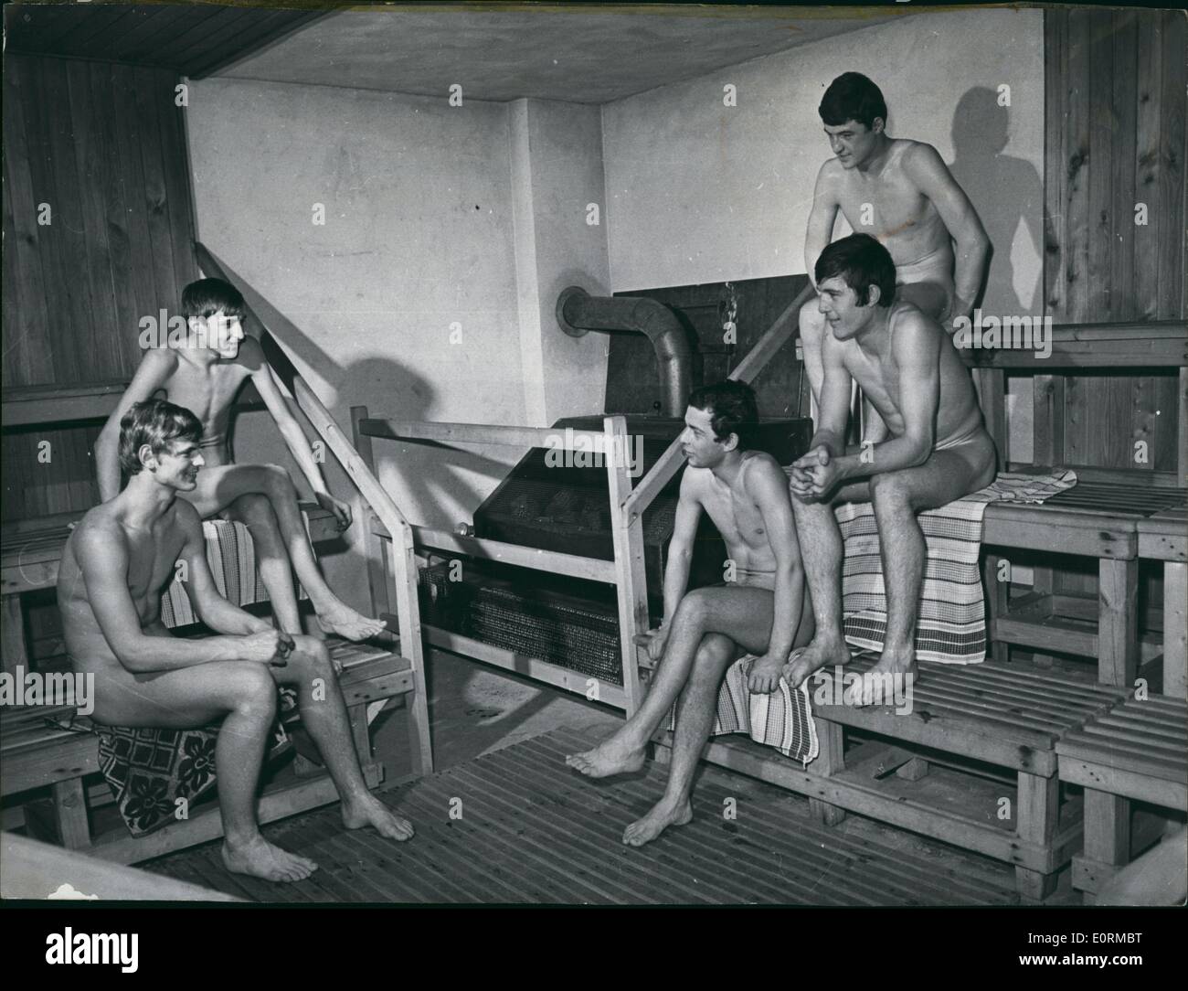 Jan 1, 1960 - Vuoi sentire Toe ringiovanire? La tipicamente scandinavo sauna sta guadagnando popolarità in Cecoslovacchia. Di recente, grazie per gli appassionati della sauna, il numero delle saune pubbliche nel paese ora supera 100. Nel nord la regione della Moravia da soli, ci sono 40 saune aperto tutto l'anno e un altro 40 sono in costruzione. L'effetto favorevole saune hanno sulla salute è un fatto assodato, e per questo motivo, molte fabbriche e le imprese hanno installato loro per i lavoratori Foto Stock