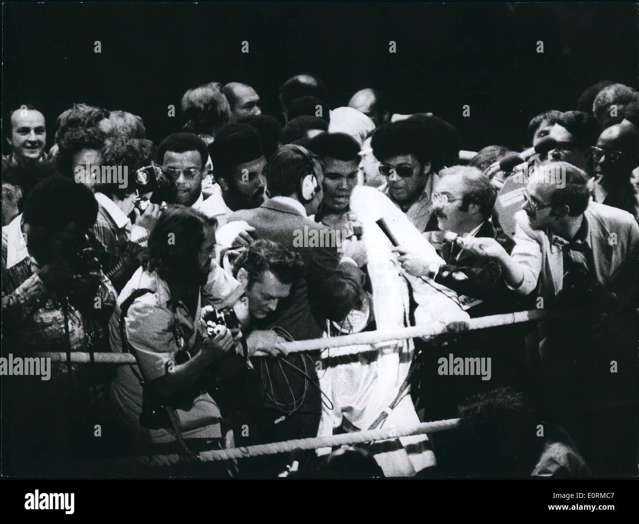 Jan 1, 1960 - Campione del Mondo di lotta a Monaco di Baviera: Muhammad Ali batte Richard Dunn con tecnica K.O. Nel quinto round: Muhammad Ali è ancora il più grande: in Monaco di Baviera Olympic Hall su 25 maggio 1976, l'American heavyweight campione del mondo ha difeso il suo titolo con successo davanti a 10.000 spettatori contro il campione europeo in carica Richard Dunn dal tecnico k.o. Il Challenger britannici erano stati inviati per l'angolo nel quinto round dopo una lotta interessante, in cui egli ha dovuto prendere diverse knock-down. Muhammad Ali ha ottenuto per la sua vittoria 1,65 milioni di dollari mentre Richard Dunn ha ottenuto 100 000 dollari Foto Stock