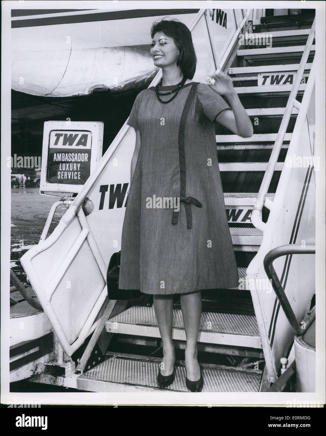 Jan 1, 1960 - Edoardo Vianello aeroporto, N.Y., 22 agosto - famoso italiano attrice Sophia Loren tende la sua famosa figura nel nuovo look Foto Stock