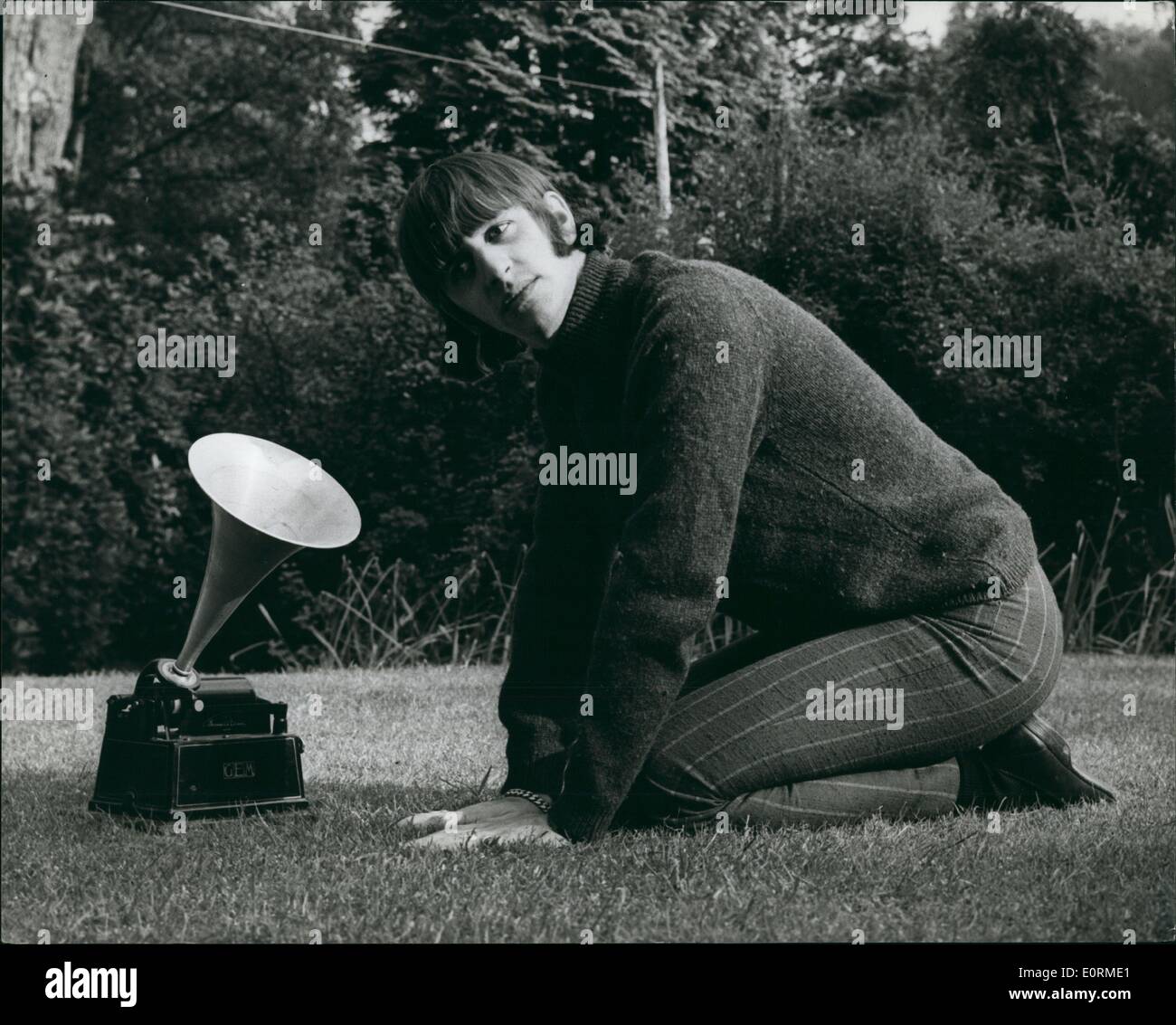 Jan 1, 1960 - Ringo ascolta molto di una vecchia canzone pop-forse dargli una fonte di ispirazione per un nuovo trend. Foto Stock
