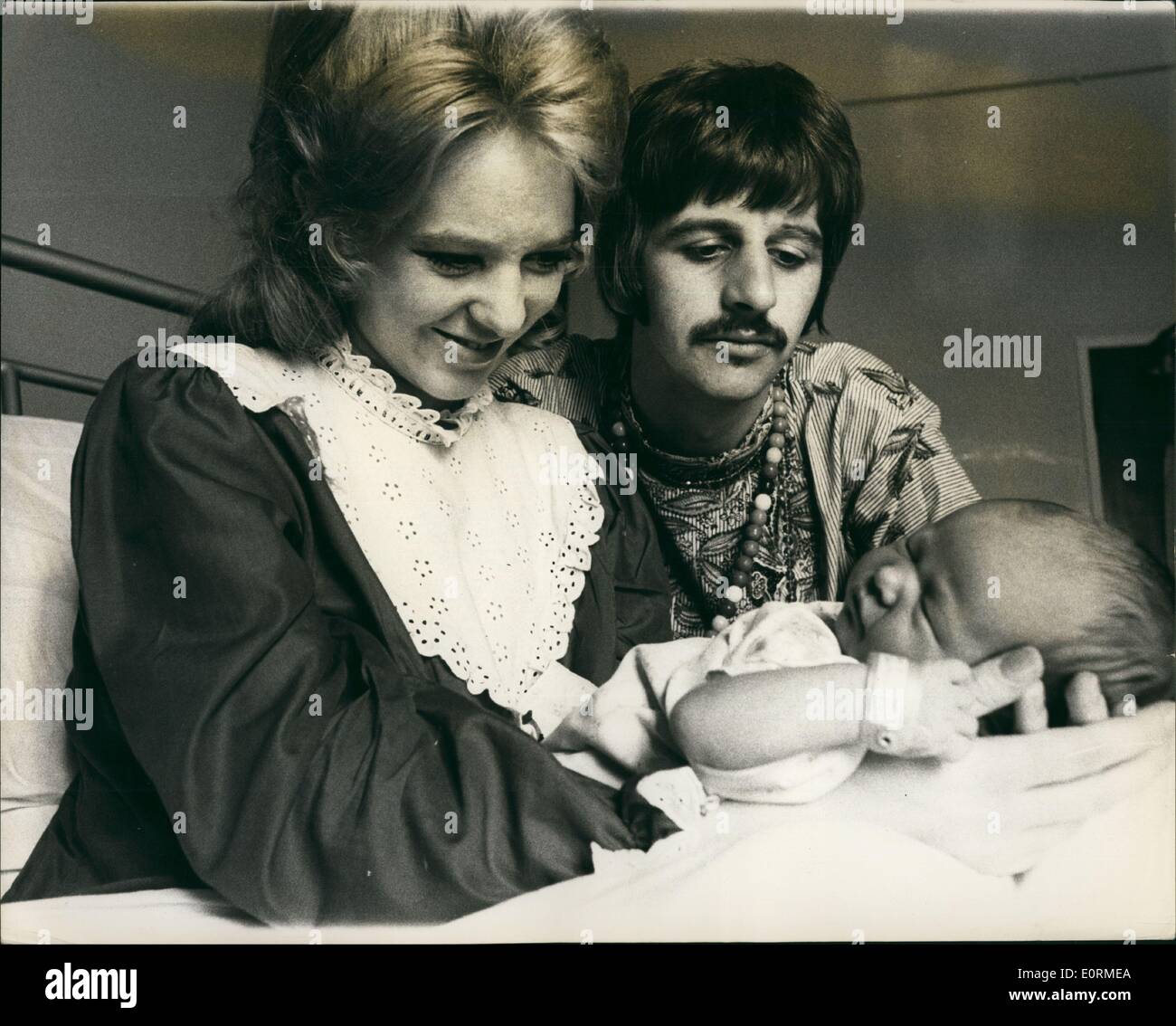 Jan 1, 1960 - Una stella R è nato - Jason Starky: Beatles Ringo Starr e la moglie Maureen hanno un altro figlio. Maureen ha dato nascita la Foto Stock