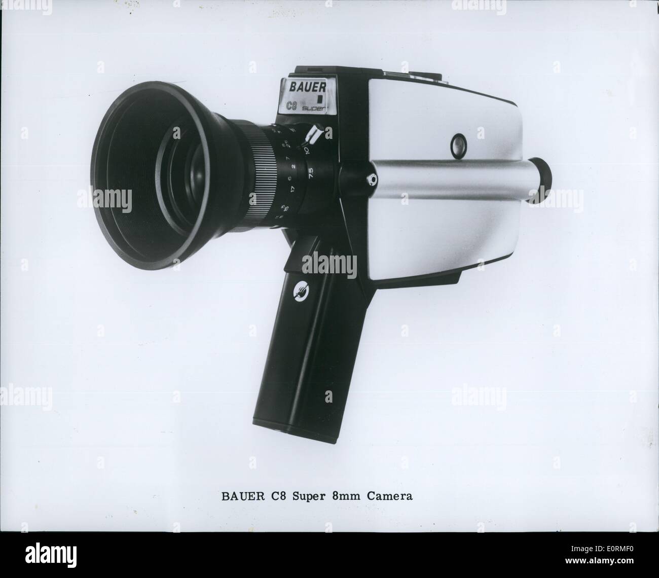Jan 1, 1960 - La Bauer C8 è un 8:1 (7.5-60mm lente) zoom fotocamera con velocità di 9/18/24/36 fps e telaio unico. Il Bauer C6 è 6:1 (8-48mm) zoom con esecuzione sppeds di 9/18/36 fps e telaio unico. Inoltre, il C6 e C8 i modelli dispongono della Bauer unico doppio0Paletta Controllo esposizione che consente a tutti la luce proveniente dal soggetto per raggiungere il film-aggiunta alla telecamera la capacità di ripresa è ridotto di situazioni di luce. Il Bauer C4 è un 4:1, zoom (9-36mm) ed ha velocità di 18/36 fps e telaio unico. Suggerito di mantenere i prezzi sono il Bauer C4, 99.95; la Bauer C6, 99.95; la Bauer C8, 69 Foto Stock Jan 1, 1960 - La Bauer C8 è un 8:1 (7.5-60mm lente) zoom fotocamera con velocità di 9/18/24/36 fps e telaio unico. Il Bauer C6 è 6:1 (8-48mm) zoom con esecuzione sppeds di 9/18/36 fps e telaio unico. Inoltre, il C6 e C8 i modelli dispongono della Bauer unico doppio0Paletta Controllo esposizione che consente a tutti la luce proveniente dal soggetto per raggiungere il film-aggiunta alla telecamera la capacità di ripresa è ridotto di situazioni di luce. Il Bauer C4 è un 4:1, zoom (9-36mm) ed ha velocità di 18/36 fps e telaio unico. Suggerito di mantenere i prezzi sono il Bauer C4, 99.95; la Bauer C6, 99.95; la Bauer C8, 69 Foto Stock