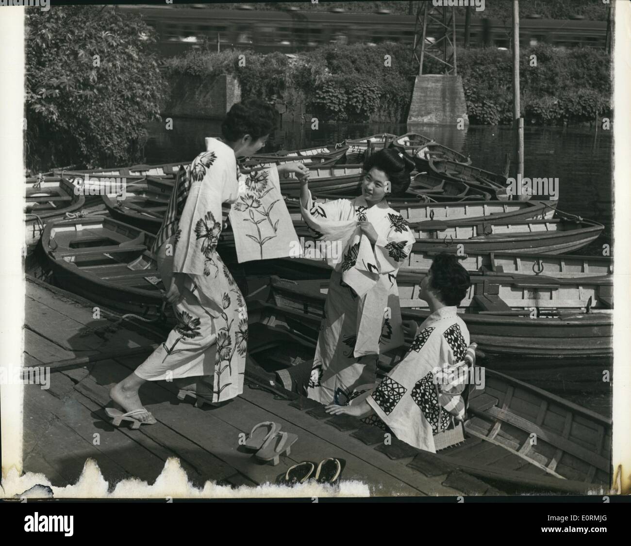 Jan 1, 1960 - geishe off duty. Prima della serata di intrattenimento inizia, la geisha ragazze indossano kimono semplice godere di una o due ore in barca sul lago. Foto Stock